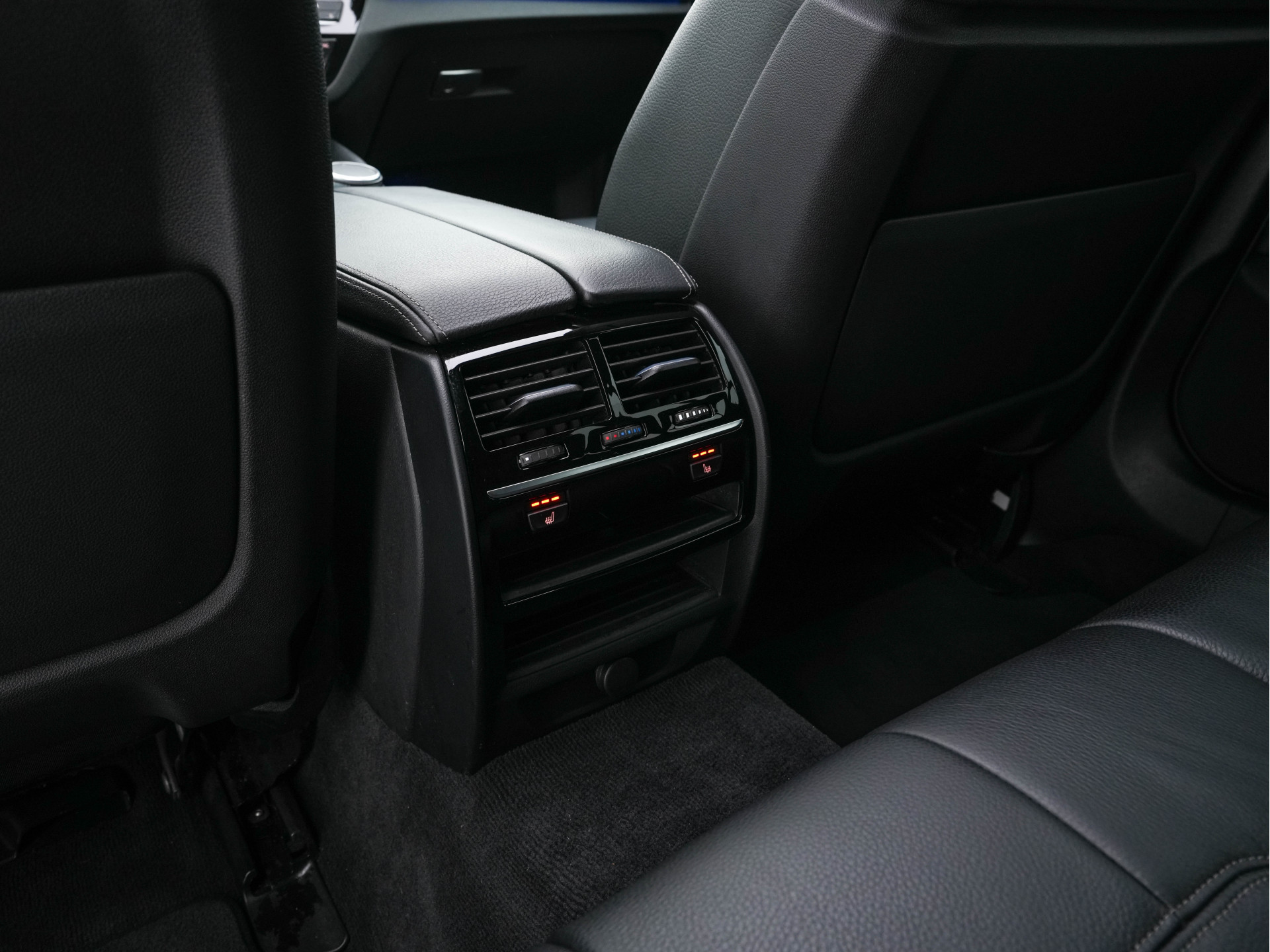 BMW 5-serie Touring 530d Sportline High Executive Aut. *PANO | LEATHER | FULL-LED | MEMORY-PACK | TOP-VIEW | HEATED-COMFORTSEATS | NAVI-FULLMAP | PRIVACY-GLASS | AMBIENT-LIGHT | ECC | CARPLAY | PDC | TOWBAR | SHIFT-PADDLES | 20"ALU*