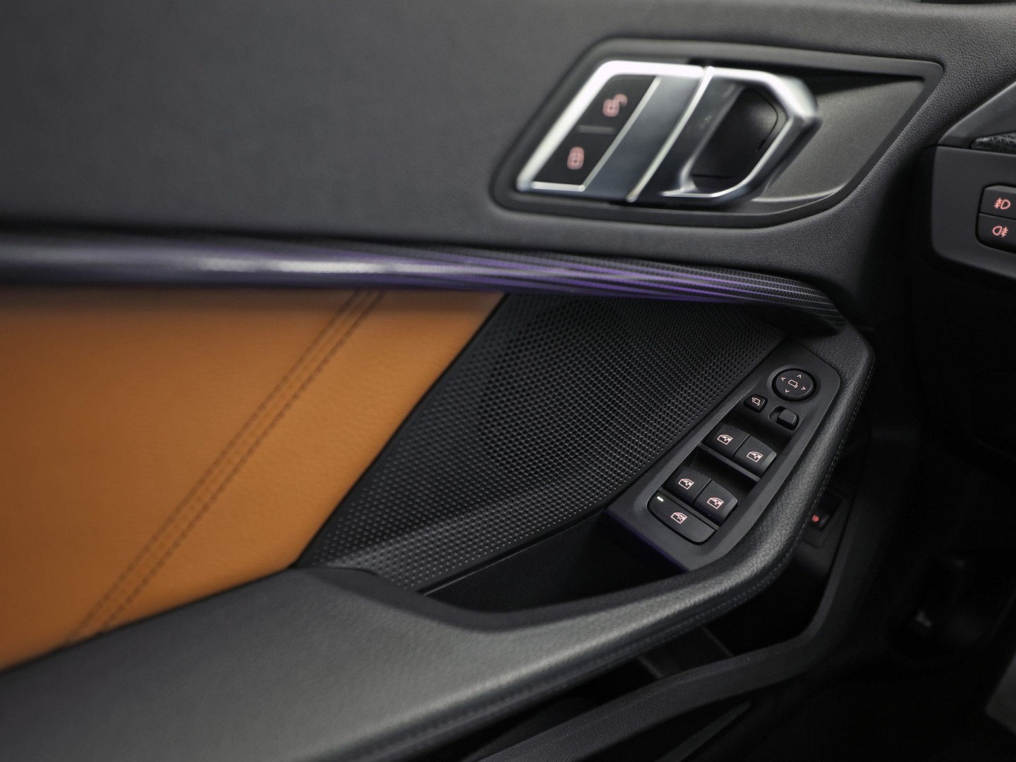 BMW 1 Serie 118i M Sport Automaat (PANORAMADAK, M PAKKET, DEALER ONDERHOUDEN, STUUR/STOELVERWARMING, CAMERA, BRUIN LEDER, SPOILER, BLACK PACK, SFEERVERLICHTING, NIEUWSTAAT)
