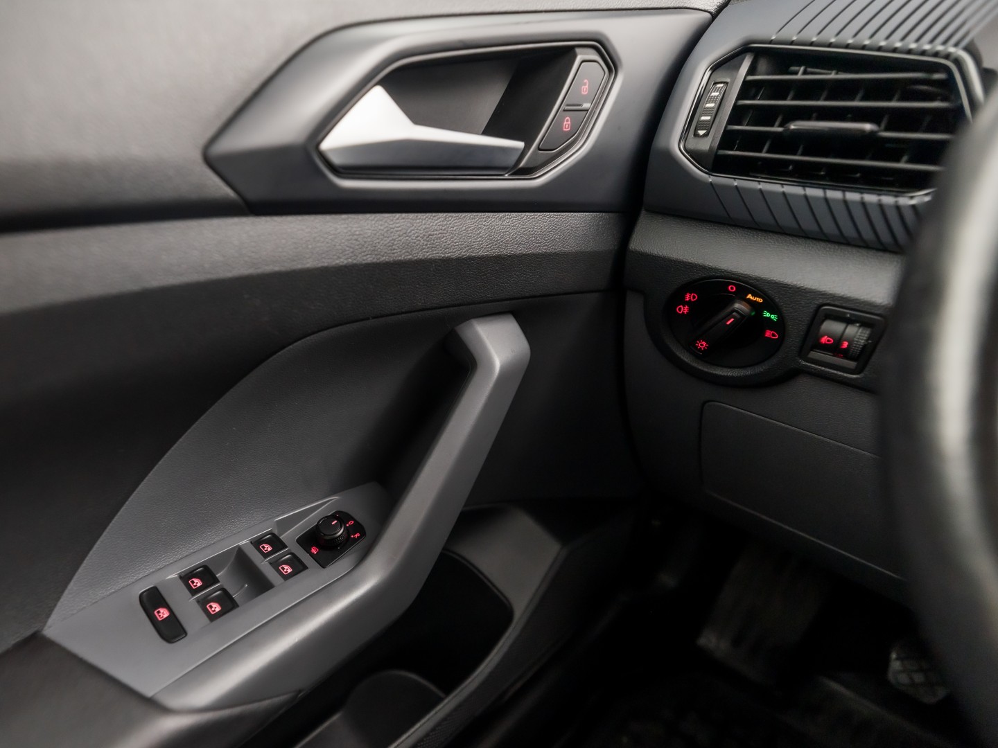 Volkswagen T-Cross 1.0 TSI Sport (APPLE CARPLAY, CAMERA, GETINT GLAS, CRUISE, LM VELGEN, SPORTSTOELEN, NIEUWSTAAT)