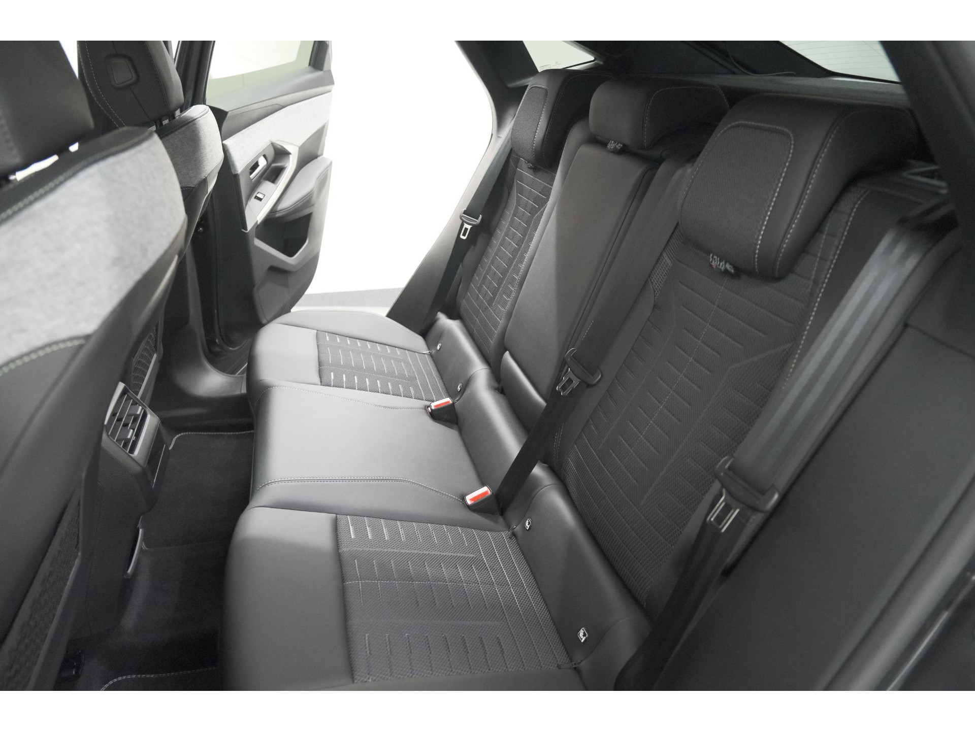 Peugeot 3008 1.2 Hybrid 136 GT | Pack Winter | Camera | Adaptieve Cruise Control | Elektrische Kofferklep