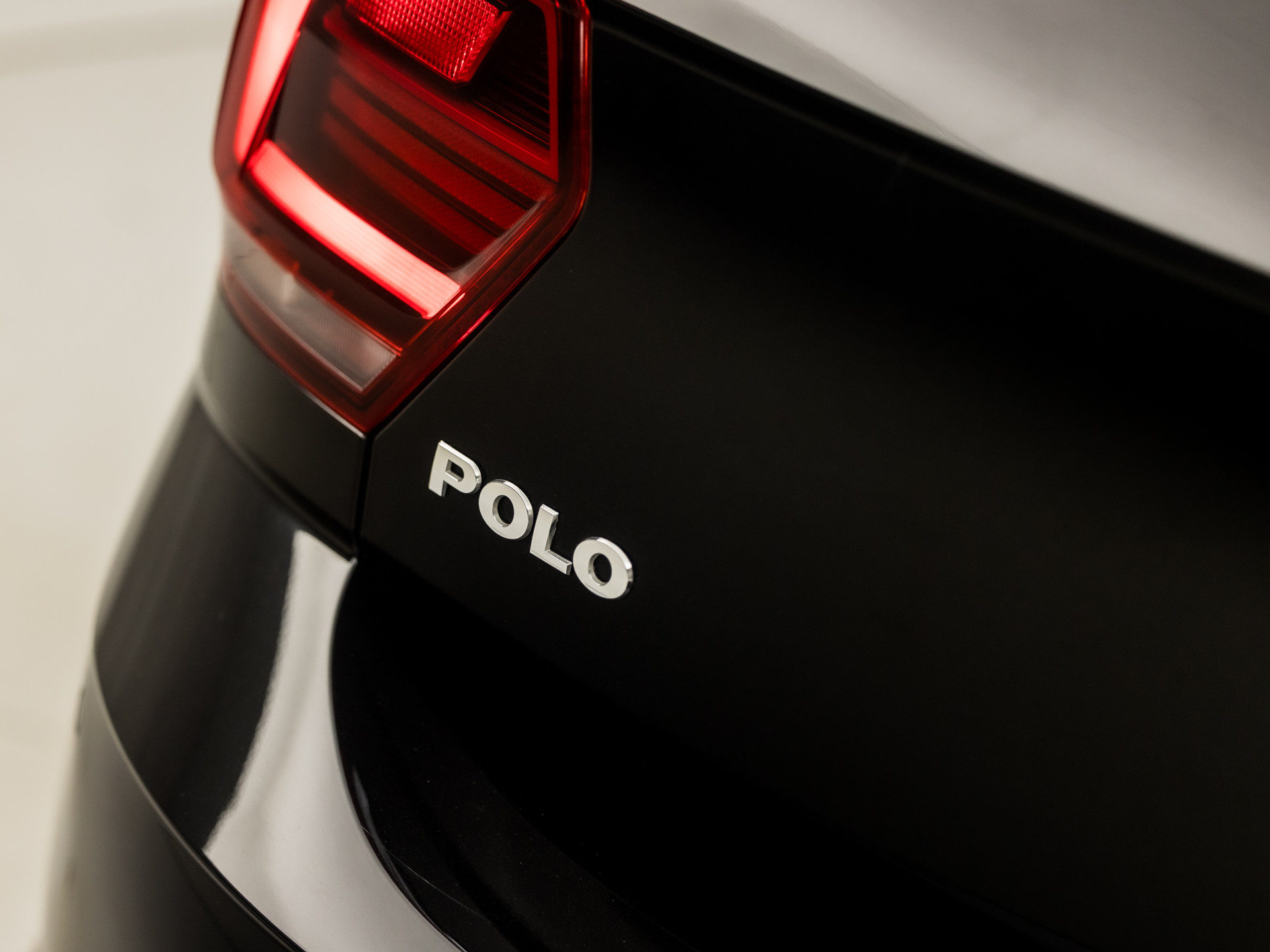 Volkswagen Polo 1.0 TSI Sportline (APPLE CARPLAY, GROOT NAVI, CLIMATE, CAMERA, SPORTSTOELEN, LM VELGEN, ADAPTIVE CRUISE, MODE KNOP, PARKEER ASSISTENT, PARKEERSENSOREN, NIEUWSTAAT)