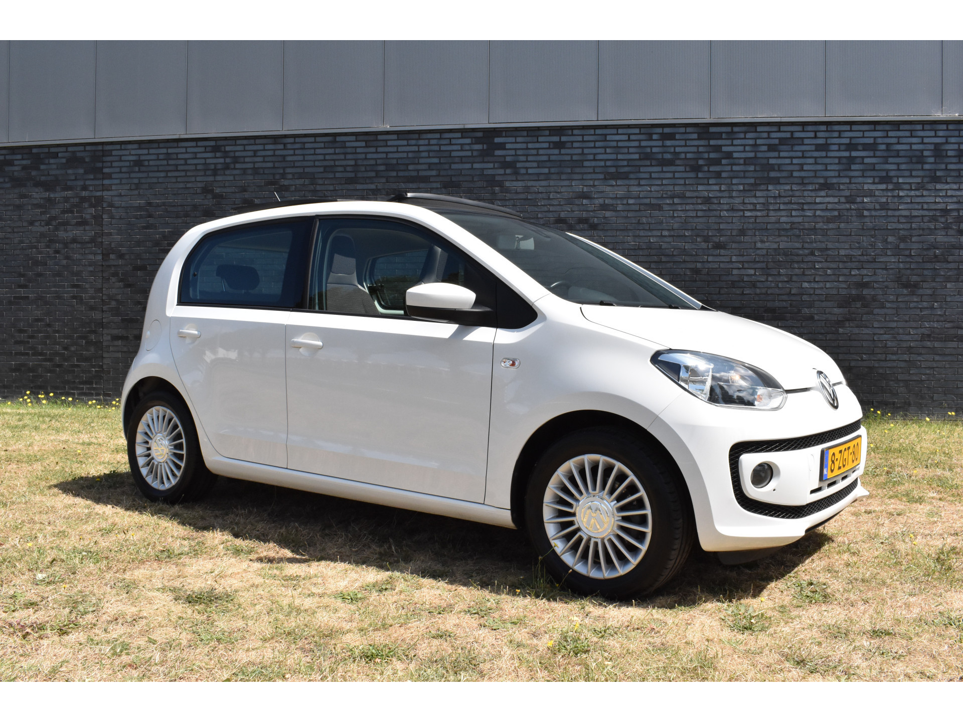 Volkswagen Up! 1.0 high up! BlueMotion Panodak Navigatie Pdc Lage km-stand
