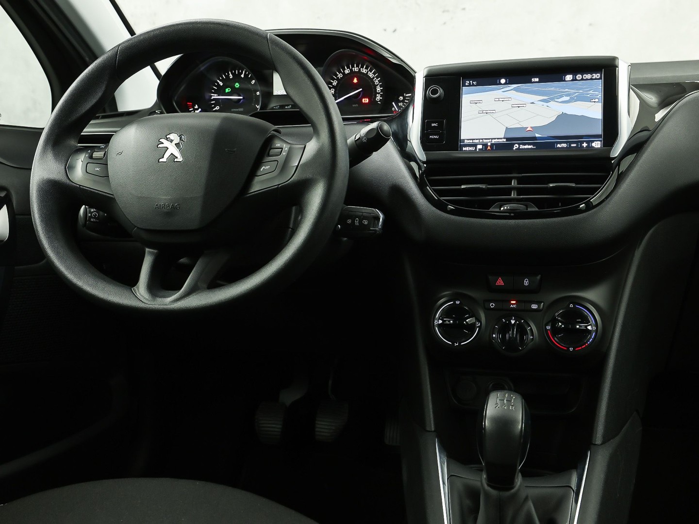 Peugeot 208 1.2 PureTech Sport (NAVIGATIE, CRUISE, BLUETOOTH, SPORTSTOELEN, ELEK PAKKET, NIEUWSTAAT)