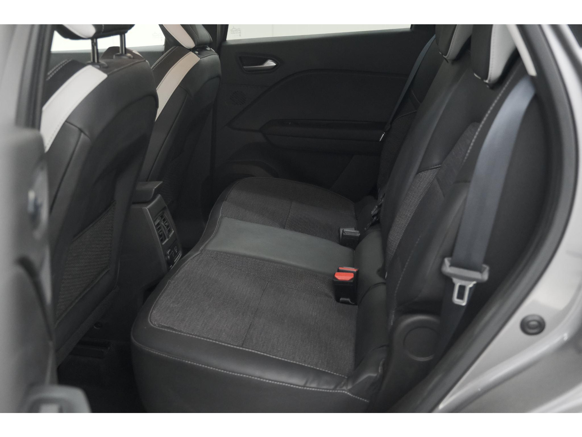 Renault Captur Mild Hybrid 140 EDC Techno | 360 Camera | 9.3 Inch Navigatie | Apple Carplay | 18 Inch Lichtmetalen Velgen