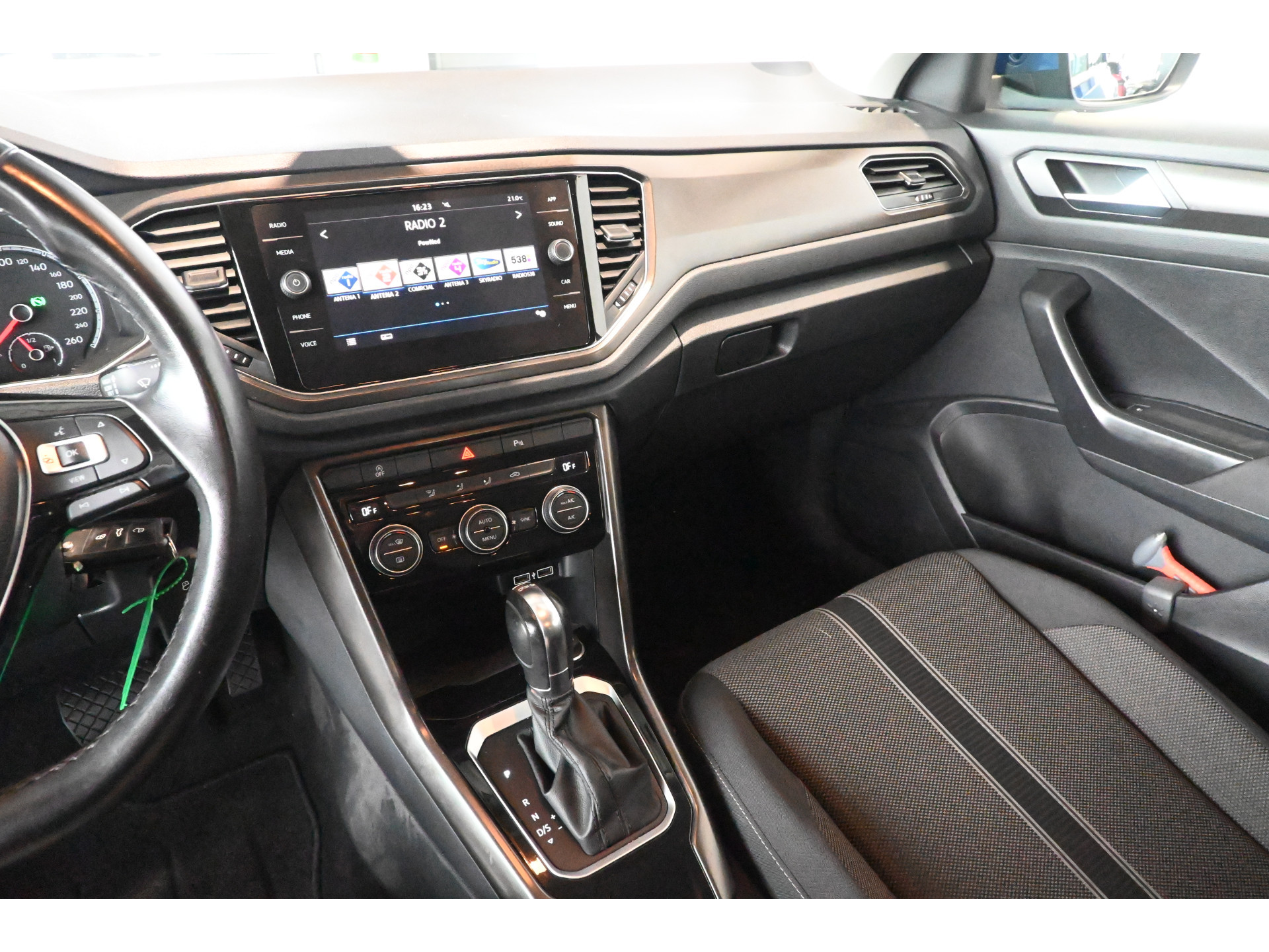 Volkswagen T-Roc 1.5 TSI Style Automaat Clima Carplay Cruise Control Trekhaak Rijklaarprijs! Inruil Mogelijk!