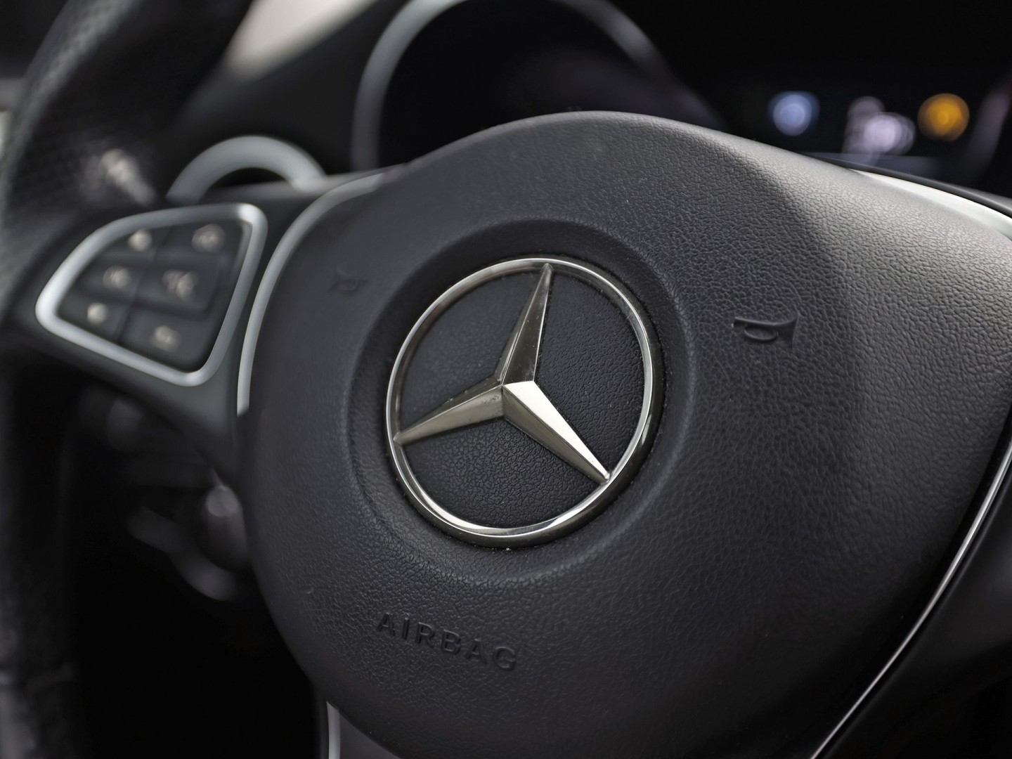 Mercedes-Benz C-Klasse 180 AMG Sport Automaat (GROOT NAVI, LEDER, STOELVERWARMING, GETINT GLAS, SPORTSTOELEN, CRUISE, NIEUWE APK, NIEUWSTAAT)