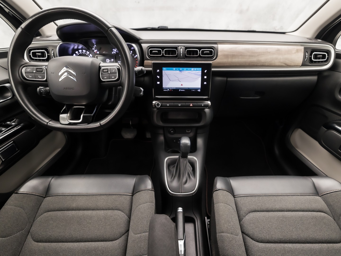 Citroën C3 1.2 PureTech Shine Sport Automaat (APPLE CARPLAY, GROOT NAVI, CAMERA, LEDER, STOELVERWARMING, SPORTSTOELEN, GETINT GLAS, CRUISE, NIEUWSTAAT)
