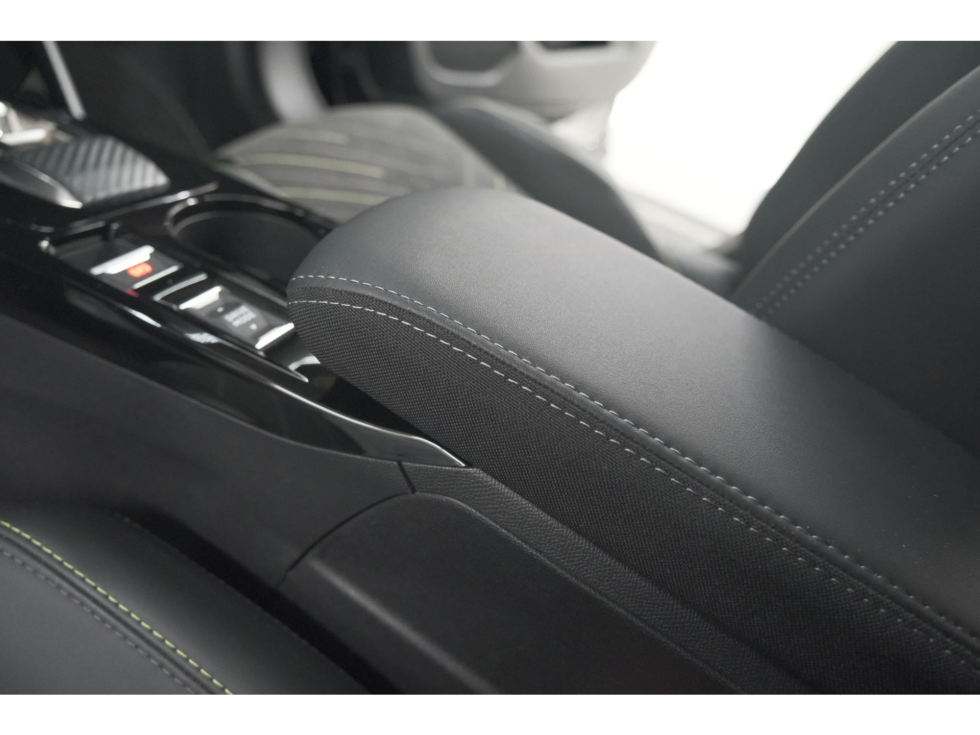 Peugeot 2008 PureTech 130 EAT8 GT | 360 Camera | Adaptieve Cruise Control | Stoelmassage | Apple Carplay
