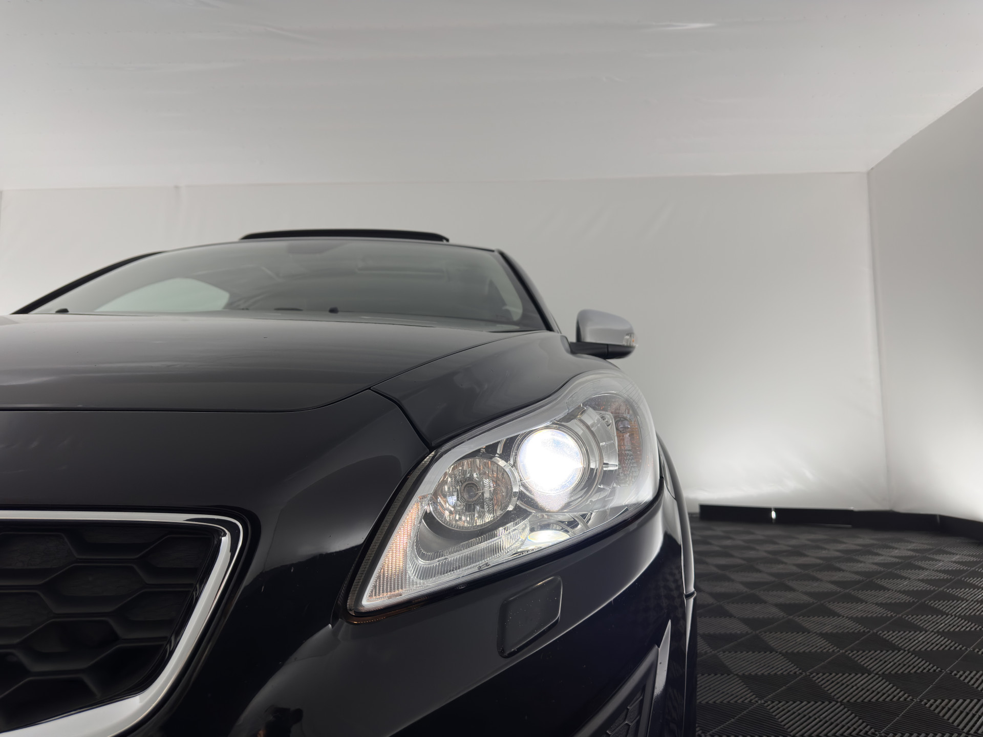 Volvo C30 1.6 D2 R-Design Sport-pack *PANO | BI-XENON | LEATHER-FABRIC | NAVI-FULLMAP | HEATED-SPORTSEATS | ECC | CARBON-INLAY | PDC | PREMIUM-AUDIO | CRUISE | 17''ALU*