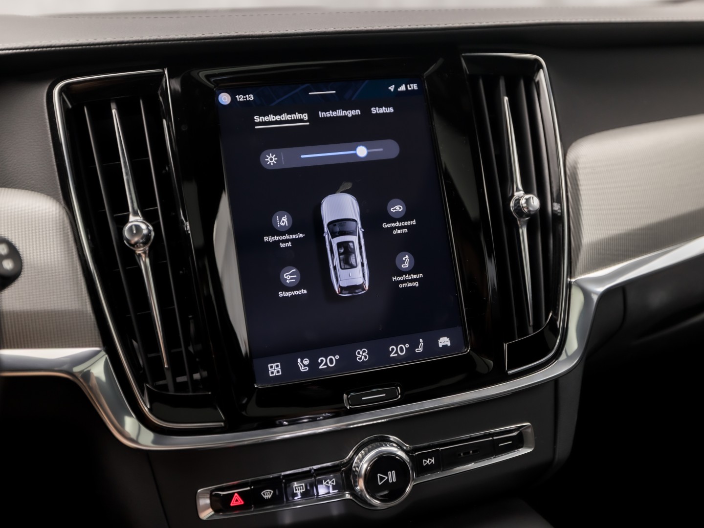 Volvo V90 2.0 T6 Plug-in hybrid AWD Ultimate Dark 350Pk Automaat (PANORAMADAK, HARMAN/KARDON, LUCHTVERING, MEMORY SEATS, 360 CAMERA, HEAD-UP DISPLAY, STUUR/STOELVERWARMING, ZWART HEMEL, NIEUWSTAAT)