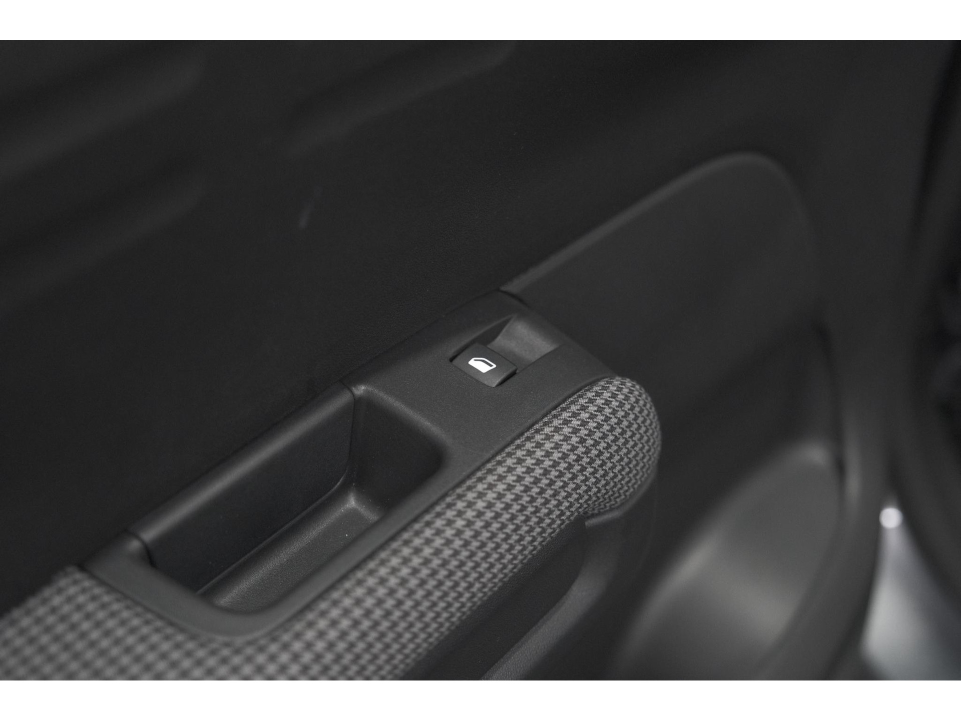 Citroen C3 Aircross PureTech 110 EAT6 Shine | Trekhaak | Panoramadak | Head-Up Display | Camera | Navigatie