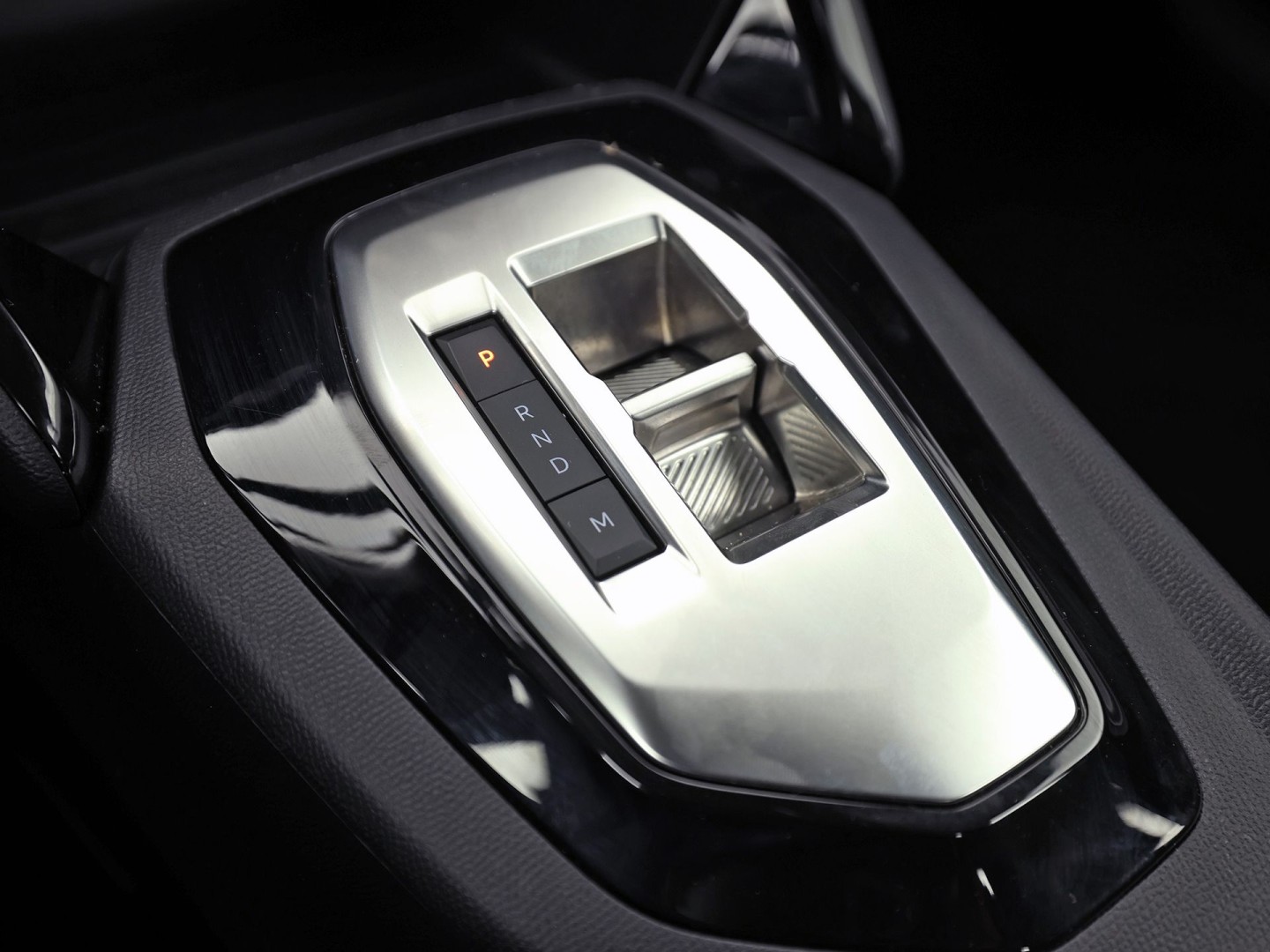 Peugeot 208 1.2 Hybrid 110 e-DCS6 Sport Style Automaat (APPLE CARPLAY, NAVIGATIE, PARKEERSENSOREN, SPORTSTOELEN, LANE ASSIST, CRUISE, NIEUWSTAAT)