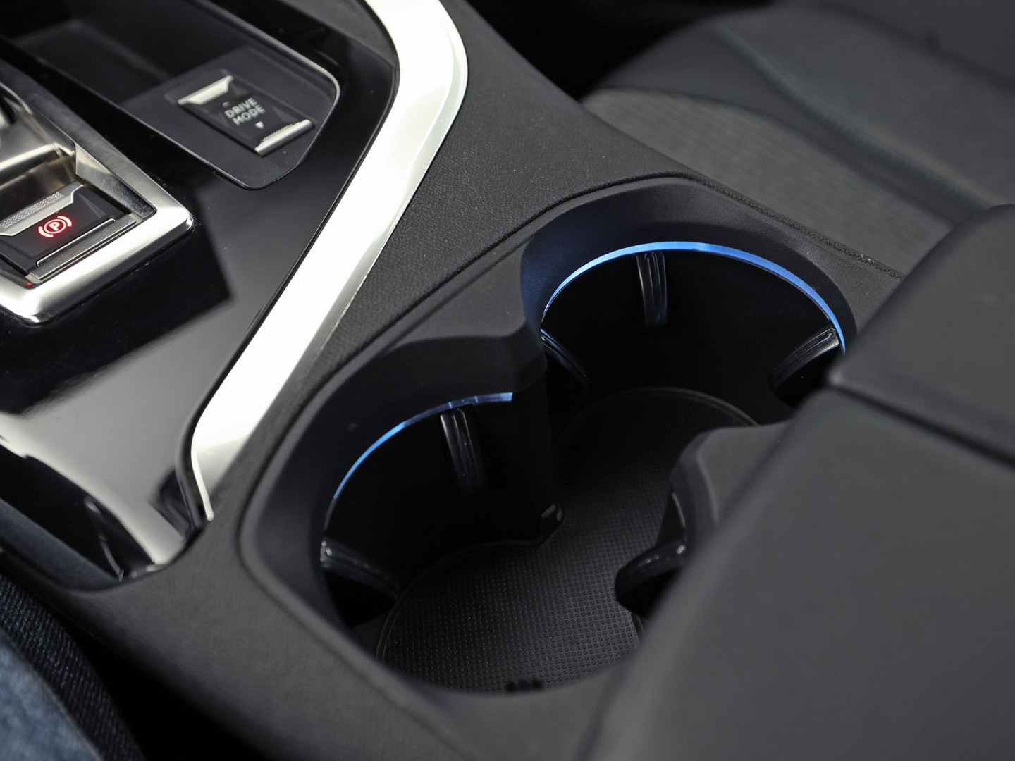 Peugeot 3008 1.6 HYbrid 225 Allure Blacksport 225Pk Automaat (APPLE CARPLAY, SOH 94,7%, BLACK PACK, GROOT NAVI, 360 CAMERA, SPORTSTOELEN, KEYLESS, LANE ASSIST, NIEUWE APK, NIEUWSTAAT)