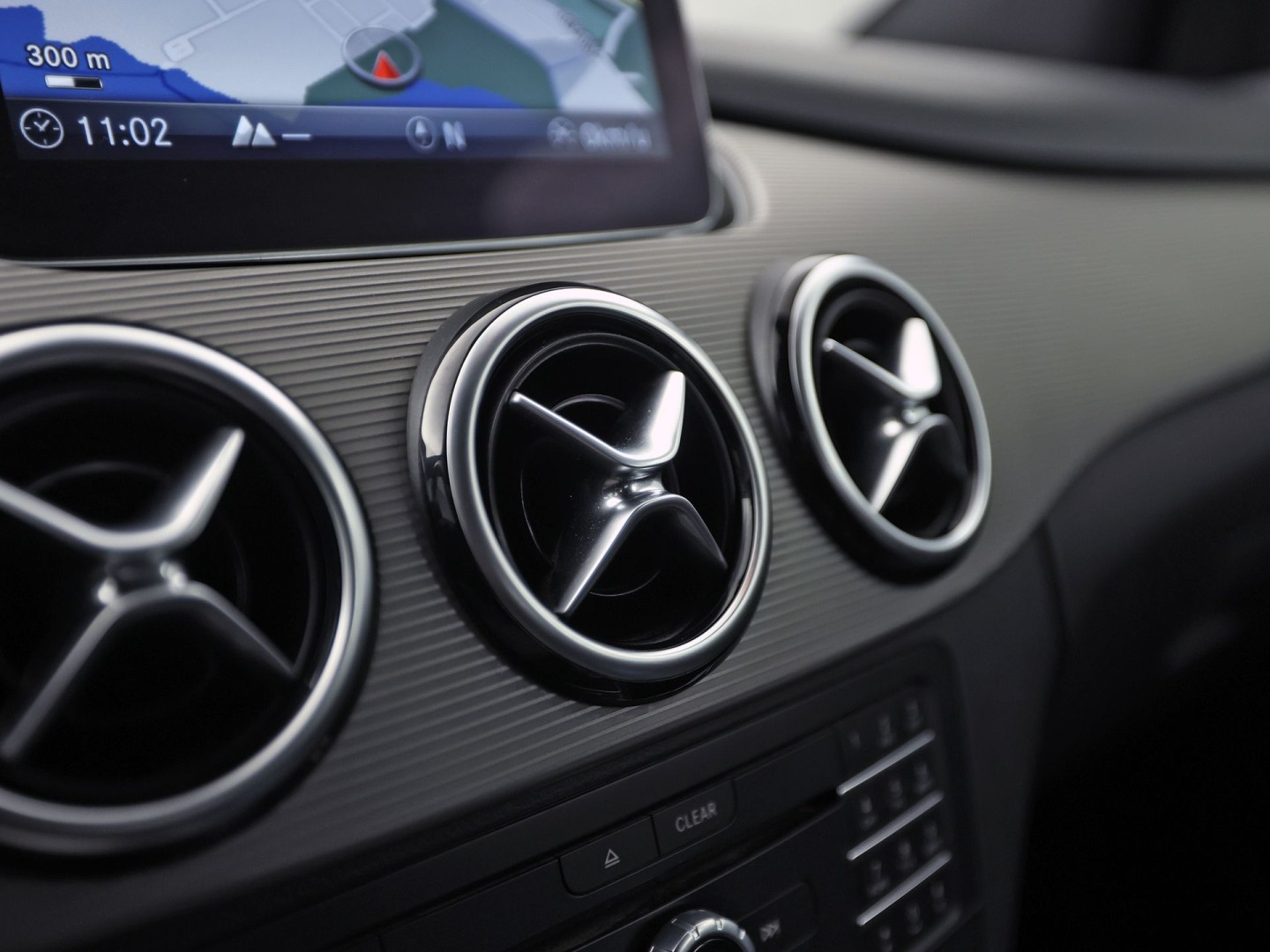 Mercedes-Benz B-klasse 180 Sport Automaat (GROOT NAVI, CAMERA, STOELVERWARMING, ZWART HEMEL, SPORTSTOELEN, CRUISE, KEYLESS START, NIEUWSTAAT)