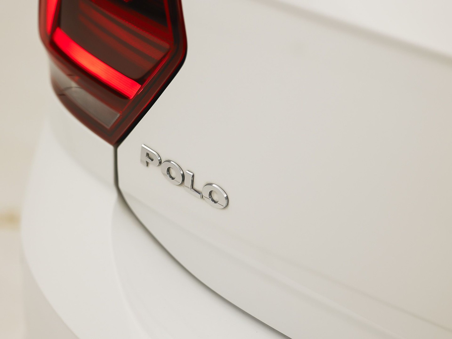 Volkswagen Polo 1.0 TSI Sportline Automaat (APPLE CARPLAY, GROOT NAVI, GETINT GLAS, ADAPTIVE CRUISE, SPORTSTOELEN, PARKEERSENSOREN, NIEUWE APK, NIEUWSTAAT)
