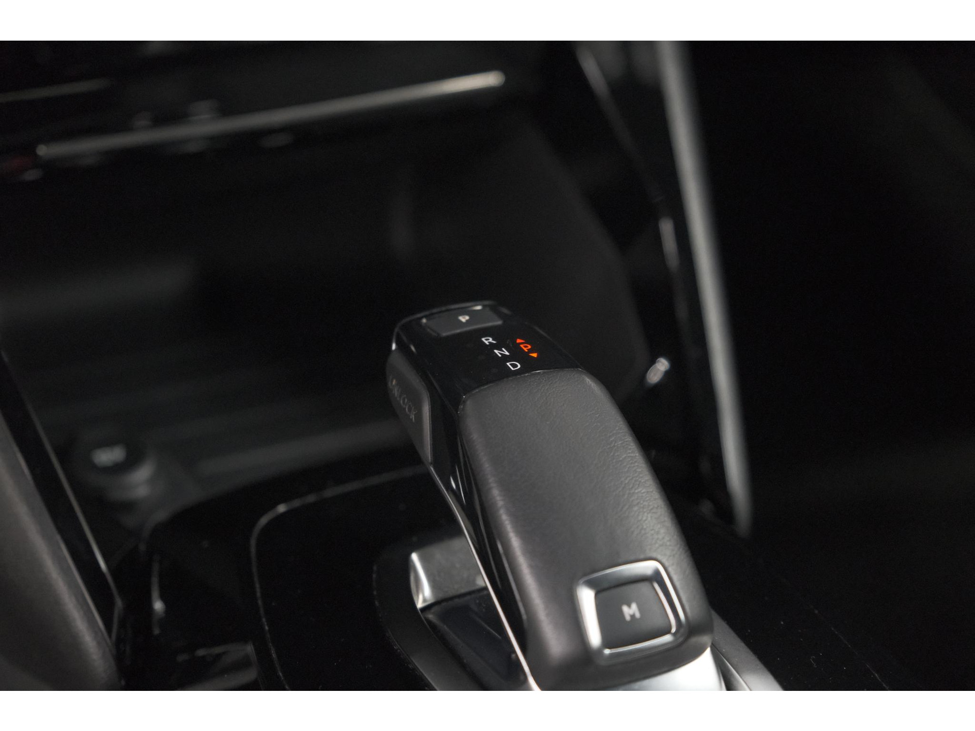 Peugeot 208 PureTech 100 EAT8 GT | Camera | Dodehoekdetectie | Navigatie | Apple Carplay