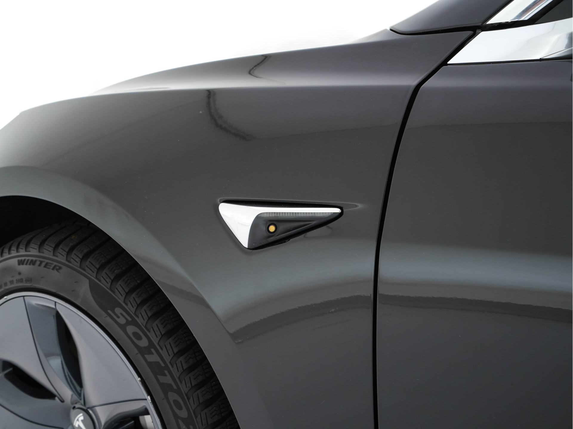 Tesla Model 3 Standard RWD Plus 60 kWh [ 3-Fase ] {SOH-84%} (INCL-BTW) Aut. *PANO | AUTO-PILOT | LEATHER | KEYLESS | FULL-LED | MEMORY-PACK | SURROUND-VIEW | DAB | CARPLAY | DIGI-COCKPIT | LANE-ASSIST | COMFORT-SEATS | 18"ALU*