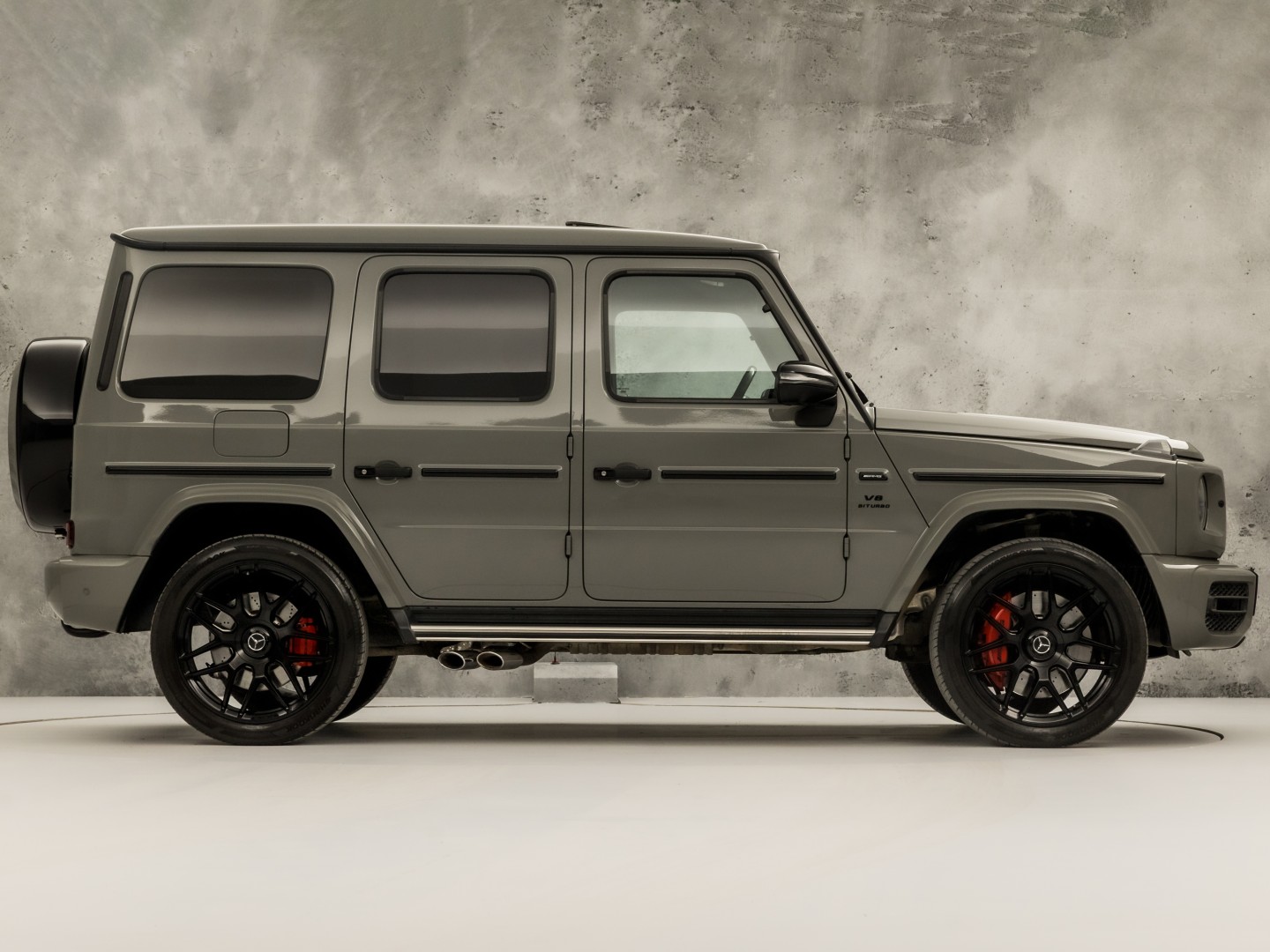 Mercedes-Benz G-Klasse 63 AMG 585Pk (SCHUIFDAK, CARBON PACK, ALCANTARA HEMEL, APPLE CARPLAY, BURMESTER, MASSAGE, STOELKOELING/VERWARMING, ADAPTIVE CRUISE, 360 CAMERA, SFEERVERLICHTING, TREKHAAK, NIEUWSTAAT)