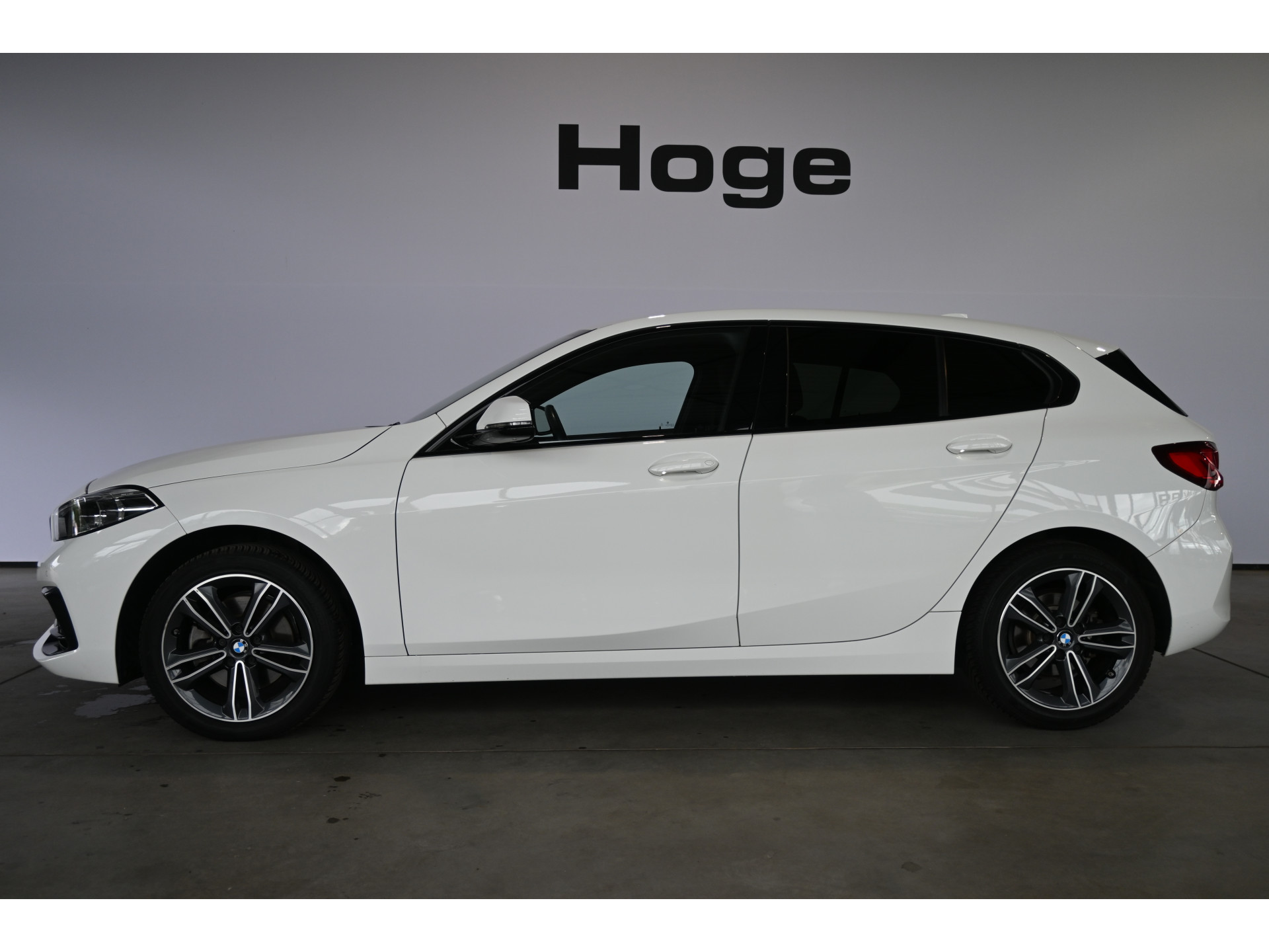BMW 1-serie 118i High Executive Automaat Clima Virtual Cockpit LED Stoelverwarming CarPlay 100% Onderhouden! Inruil mogelijk!