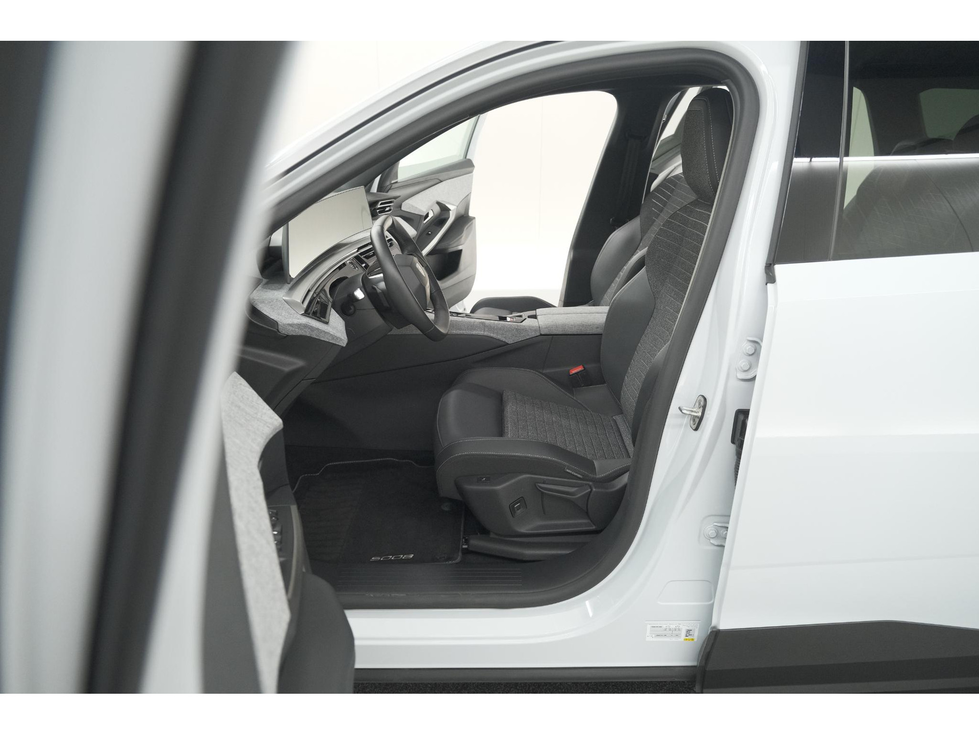Peugeot 5008 Hybrid 136 e-DCS6 Allure | 7 Zitplaatsen | Camera | Stoelverwarming | Panoramic Navigation pack