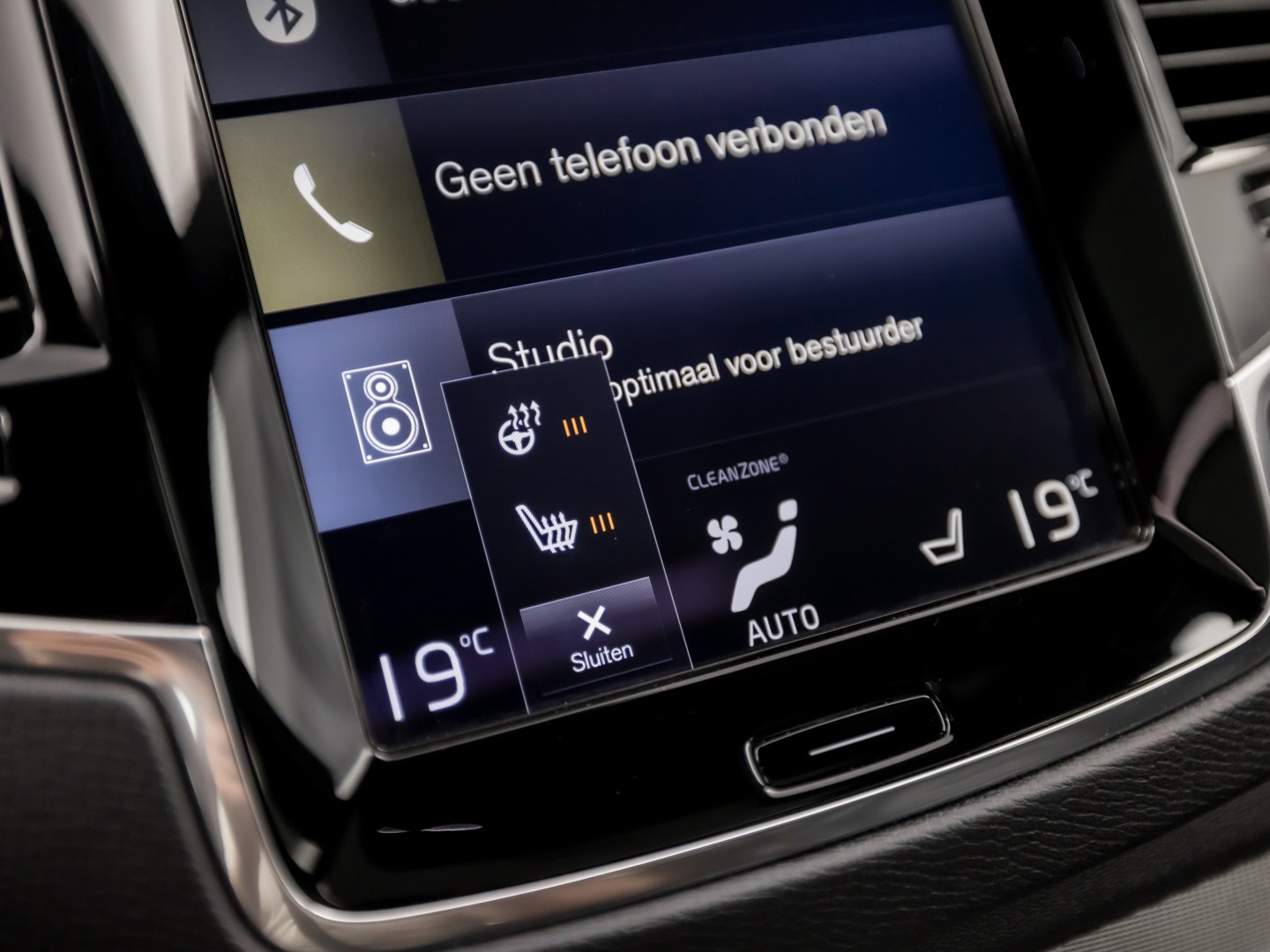 Volvo XC90 2.0 T8 Twin Engine AWD R-Design 7 Persoons 408Pk Automaat (PANORAMADAK, 1e EIGENAAR, LUCHTVERING, APPLE CARPLAY, BOWERS&WILKINS, HEAD-UP DISPLAY, STUUR/STOELVERWARMING, CAMERA, ELEK ACHTERKLEP, NIEUWSTAAT)