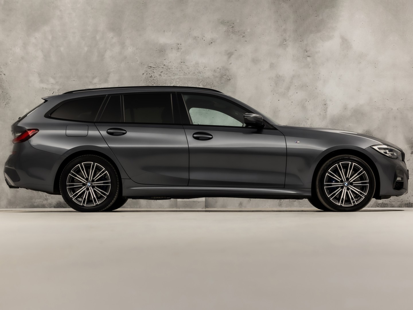 BMW 3 Serie 330e M Sport High Executive 292Pk Automaat (PANORAMADAK, M PAKKET, APPLE CARPLAY, CAMERA, LEDER/ALCANTARA, SFEERVERLICHTING, GETINT GLAS, ELEK ACHTERKLEP, STOELVERWARMING, NIEUWSTAAT)