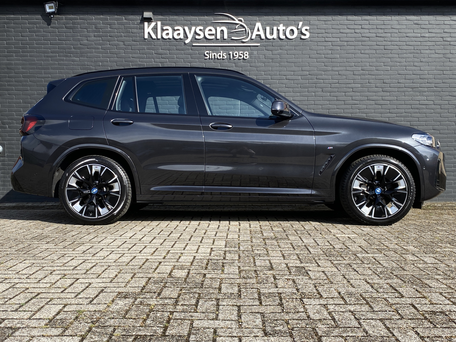 BMW iX3 M Sport High Executive 80 kWh | 1e eigenaar | dealer onderhouden | panoramadak | leder interieur | SOH accu 99.5%