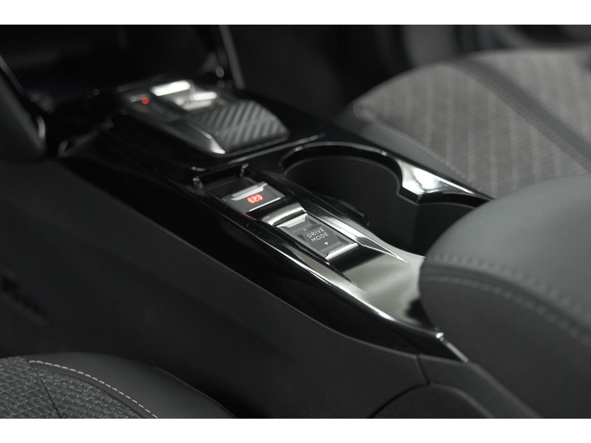 Peugeot 2008 1.2 Hybrid 145 Allure | 360 Camera | Adaptieve Cruise Control | Dodehoekdetectie | Apple Carplay