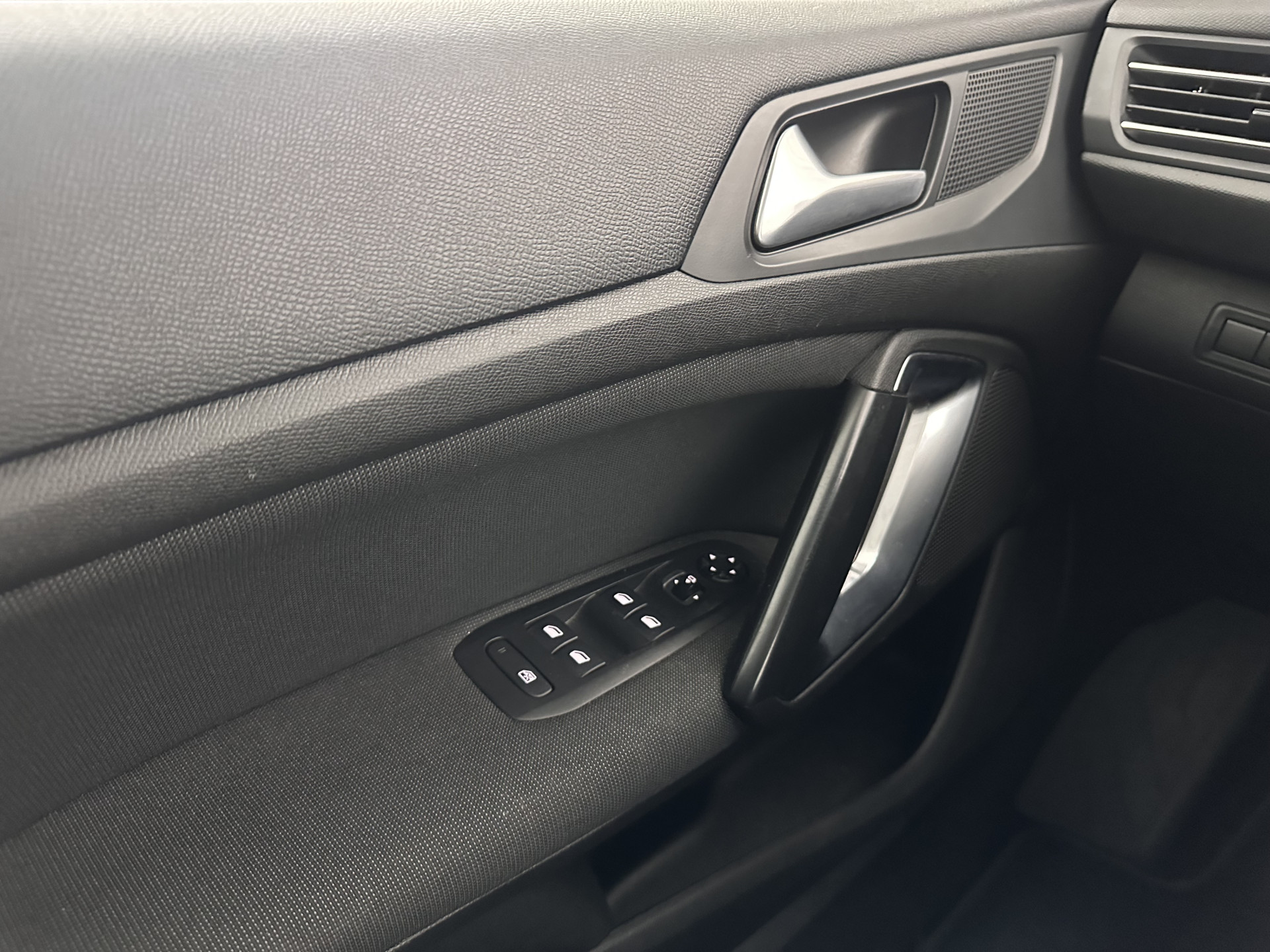 Peugeot 308 1.5 Blue HDi Allure *FULL-LED | HEATED-SPORTSEATS | NAVI-FULLMAP | DAB | ECC | PDC | CRUISE | PRIVACYGLASS | 16''ALU*