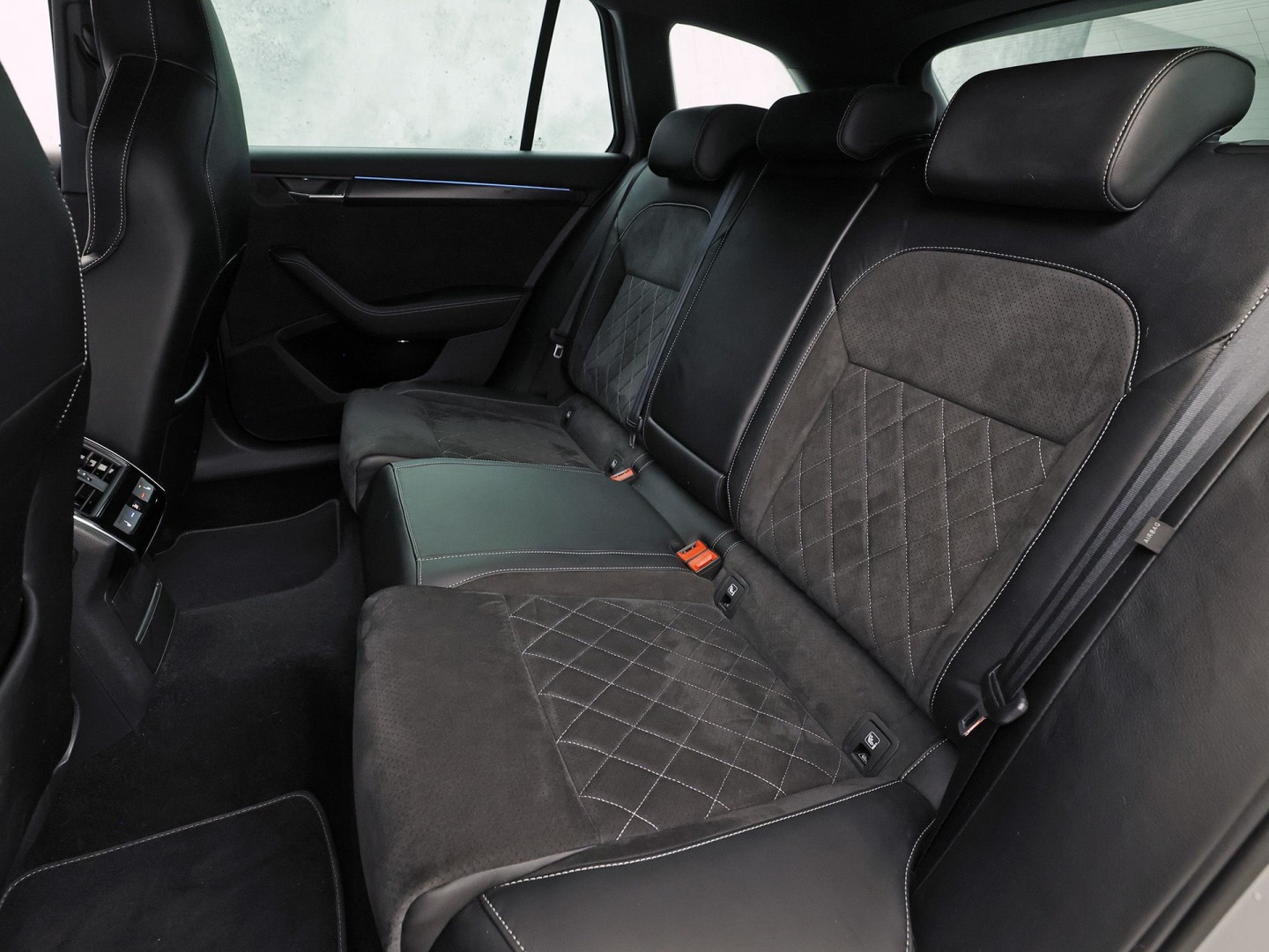 ŠKODA Superb Combi 1.4 TSI iV Sportline 218Pk Automaat (VIRTUAL COCKPIT, SOH 90,5%, APPLE CARPLAY, MEMORY SEATS, STOELVERWARMING ACHTER, GETINT GLAS, ADAPTIVE CRUISE, SFEERVERLICHTING, NIEUWE APK, NIEUWSTAAT)