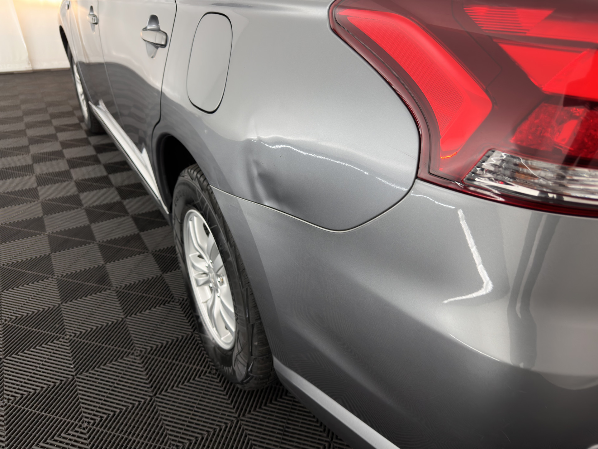 Mitsubishi Outlander 2.0 PHEV (Plug-In) Pure (INCL-BTW) Aut. *LEATHER-MICROFIBRE | COMFORTSEATS | CARPLAY | CAMERA | DAB+ | KEYLESS | PRIVACY-GLASS | SHIFT-PADDLES | TOWBAR | 16''ALU*