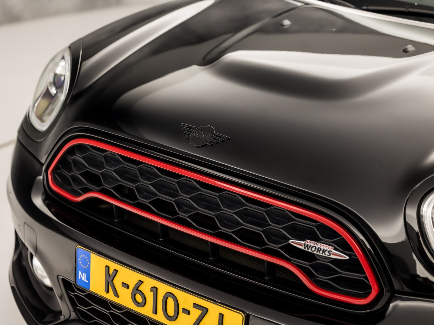 MINI Countryman 2.0 Cooper S John Cooper Works Chili 192Pk Automaat (PANORAMADAK, GROOT NAVI, LEDER, HARMAN/KARDON, CAMERA, STOELVERWARMING, SPORTSTOELEN, GETINT GLAS, NIEUWSTAAT)