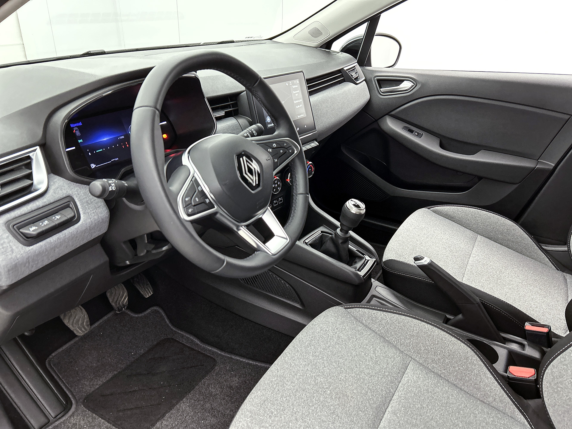 Renault Clio TCe 90PK GPF evolution | CAMERA | NAVI | DEALER ONDERHOUDEN | STOEL VERWARM. | PARK. SENSOREN | CARPLAY