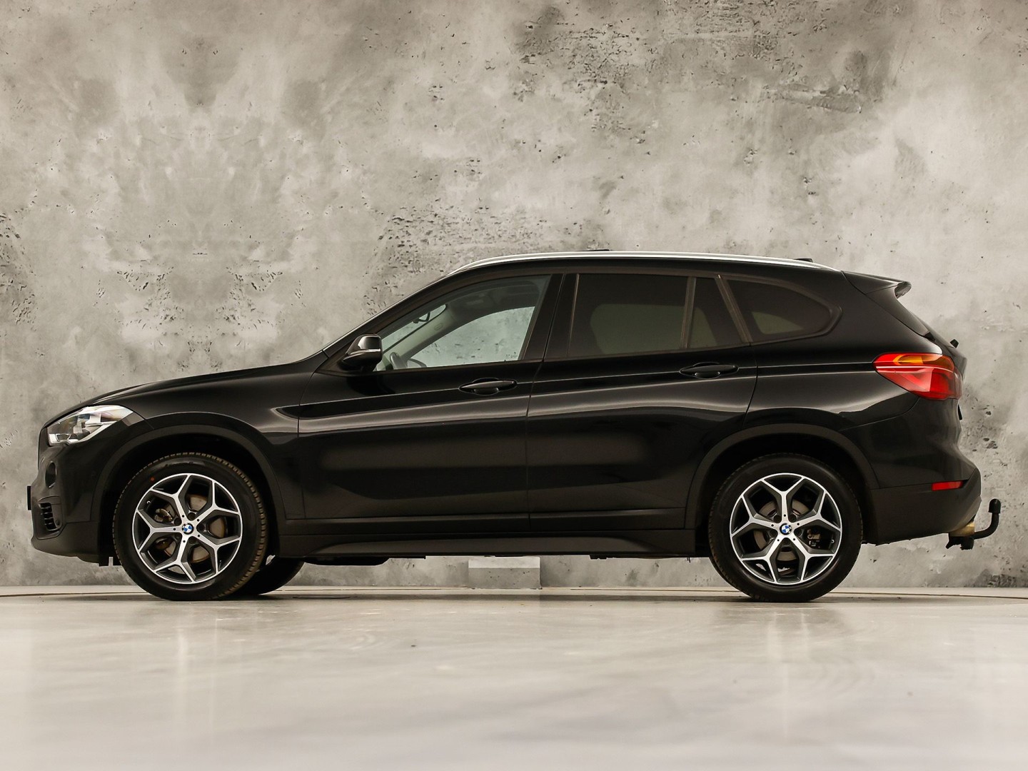 BMW X1 sDrive18i Sport High Executive 140Pk Automaat (PANORAMADAK, GROOT NAVI, MEMORY SEAT, LEDER, CAMERA, SPORTSTOELEN, TREKHAAK, STOELVERWARMING, NIEUWSTAAT)