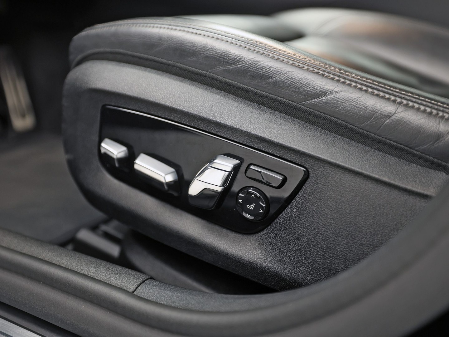 BMW 5-serie 520i M Sport High Executive 184Pk Automaat (GROOT NAVI, M PAKKET, 360 CAMERA, MEMORY SEATS, HARMAN/KARDON, STUUR/STOELVERWARMING, LUXE LEDER, HEAD-UP DISPLAY, GETINT GLAS, NIEUWSTAAT)