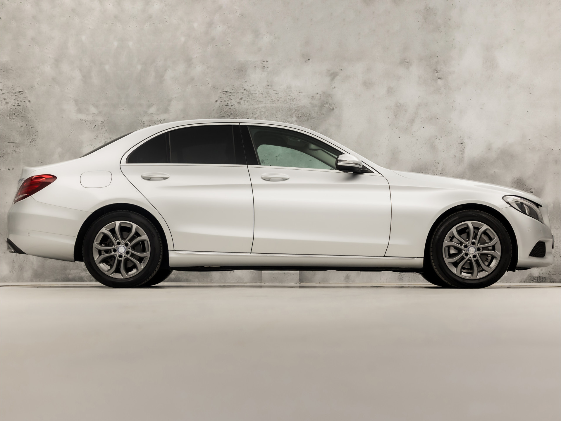Mercedes-Benz C-Klasse 180 Sport 156Pk Automaat (NAVIGATIE, LEDER, SFEERVERLICHTING, GETINT GLAS, STOELVERWARMING, SPORTSTOELEN, CRUISE, NIEUWE APK, NIEUWSTAAT)