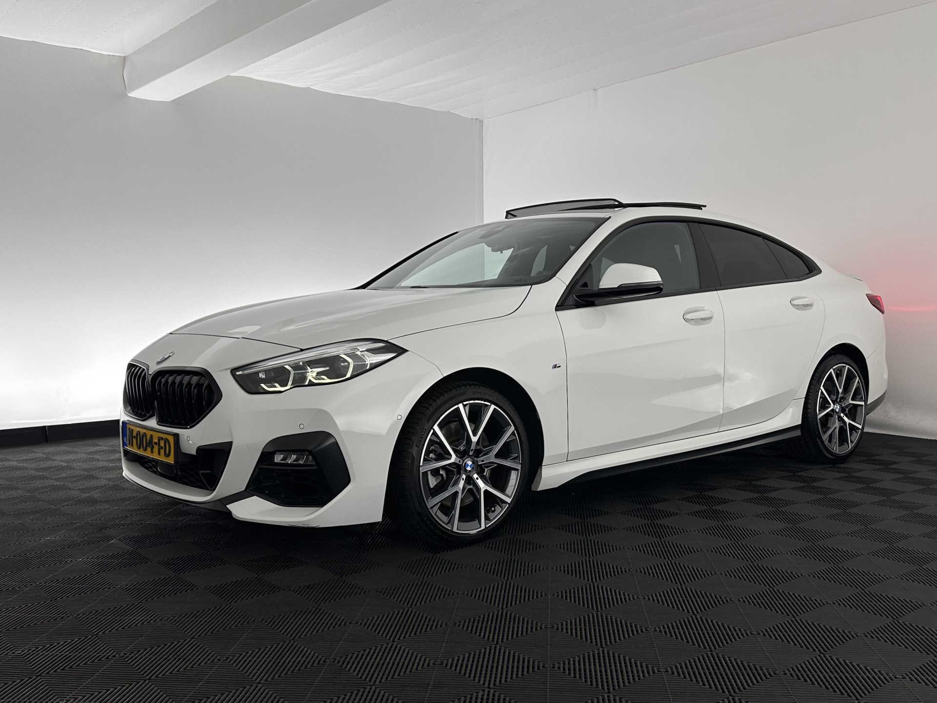 BMW 2-serie Gran Coupé 220i M-Sportpack Business Edition (INCL-BTW) Aut. *PANO | MICROFIBRE-SPORTSEATS | FULL-LED | DIGI-COCKPIT | CAMERA | NAVI-FULLMAP | HIFI-SOUND | DAB+ | ECC | PDC | CRUISE | CARPLAY | KEYLESS | PRIVACYGLASS | 18"ALU*