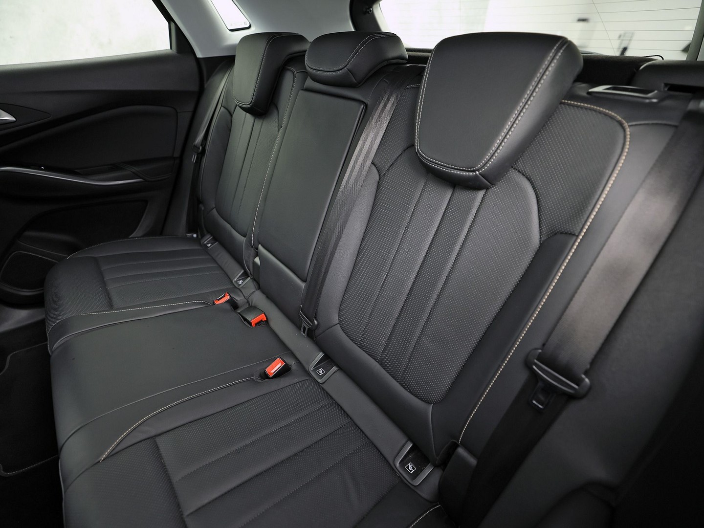 Opel Grandland X 1.2 Turbo Innovation (MEMORY SEAT, NAP, STOELVERWARMING/KOELING, APPLE CARPLAY, KEYLESS, GETINT GLAS, LANE ASSIST, STUURWIEL VERWARMD, NIEUWE APK, NIEUWSTAAT)