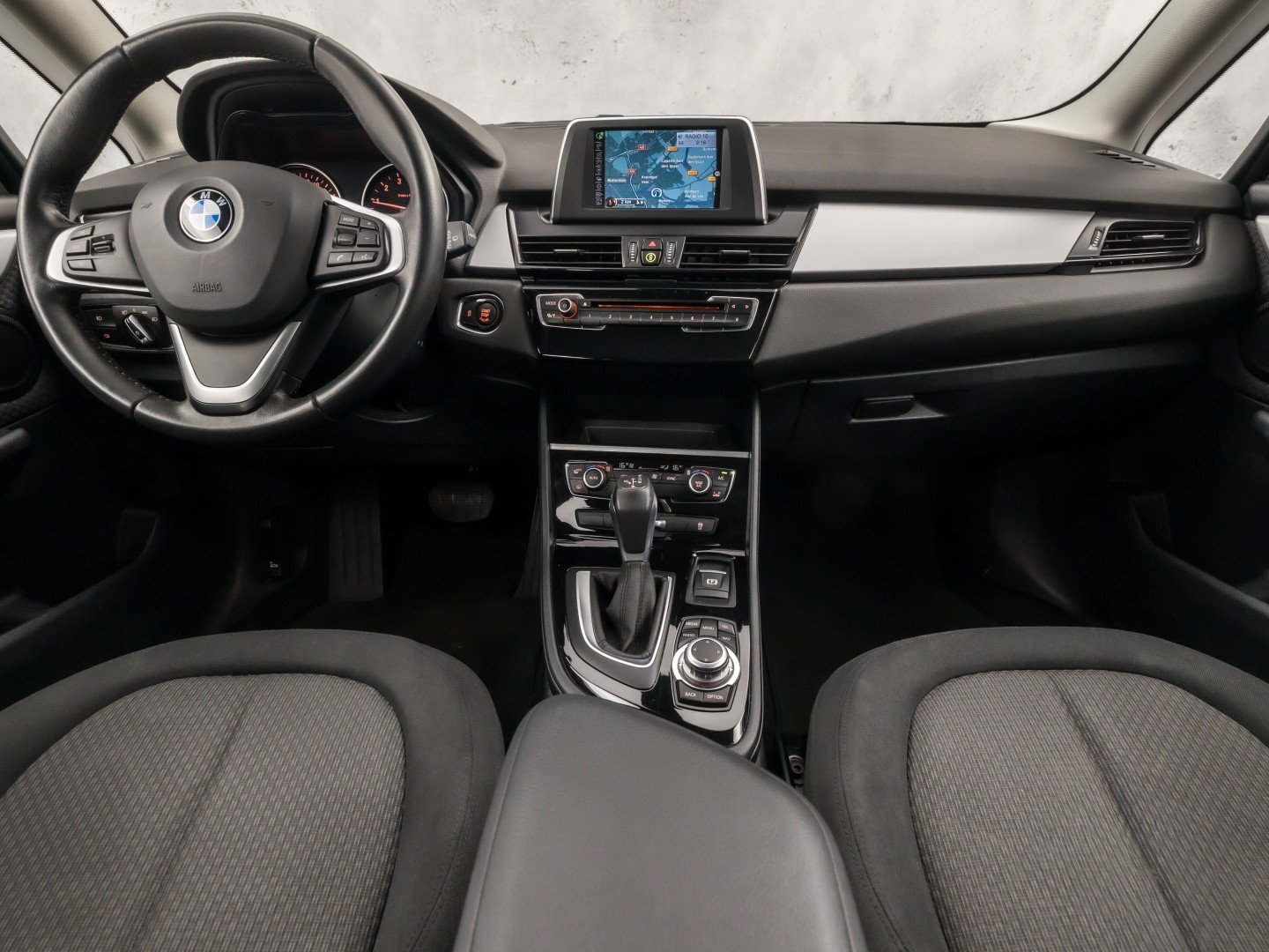 BMW 2 Serie 220i High Executive 7 Persoons 192Pk Automaat (NAVIGATIE, 4 CILINDER, 1e EIGENAAR, CLIMATE, GETINT GLAS, PARKEERSENSOREN, SPORTSTOELEN, CRUISE, NIEUWE APK, NIEUWSTAAT)