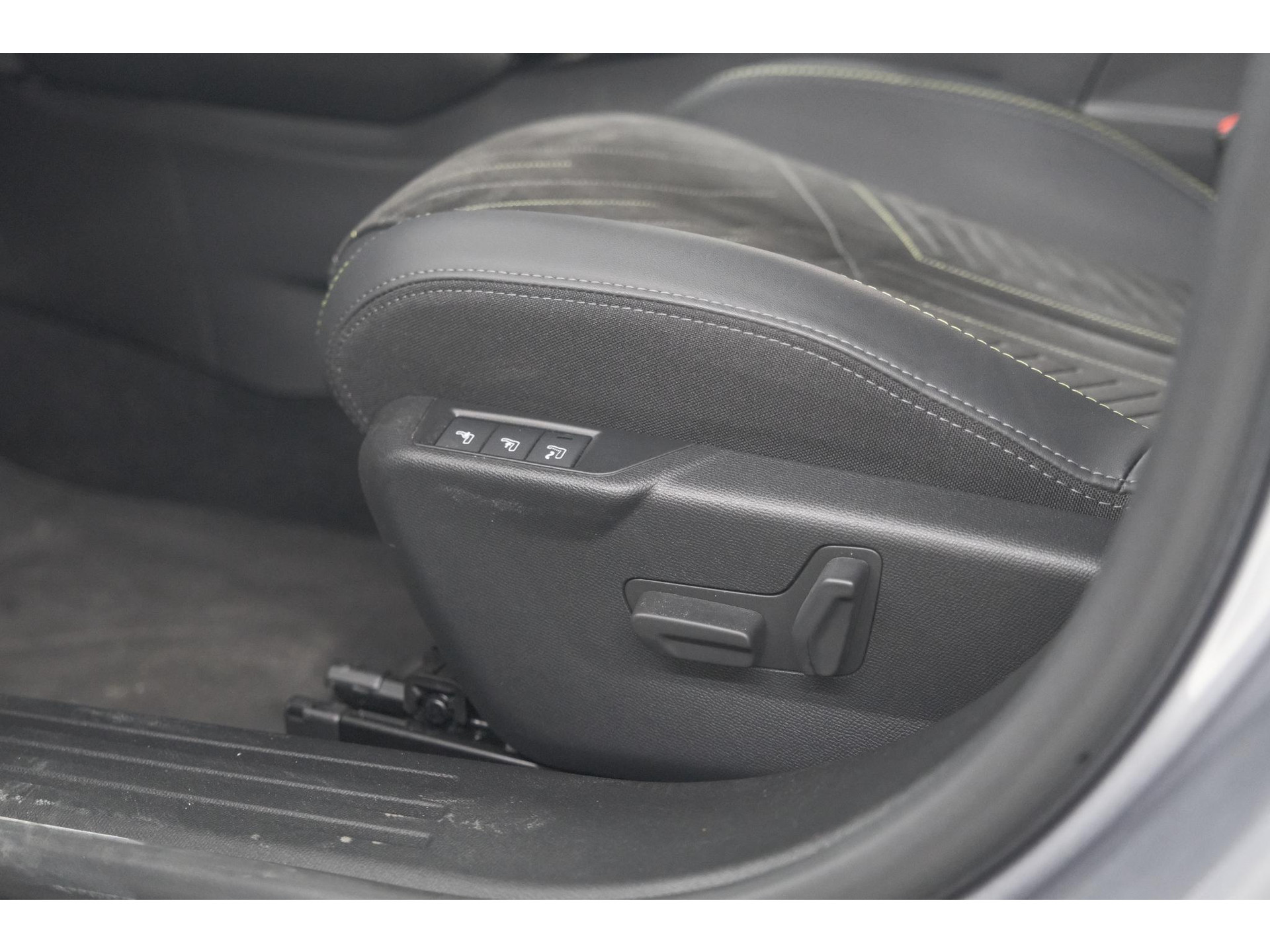 Peugeot 2008 PureTech 130 EAT8 GT | 360 Camera | Stoelmassage | Adaptieve Cruise Control | Dodehoekdetectie