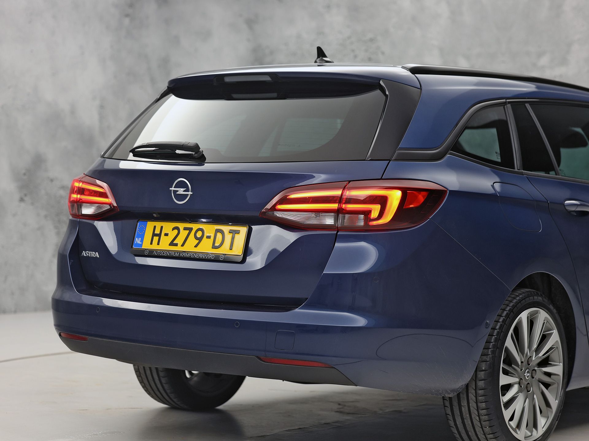 Opel Astra Sports Tourer 1.2 Launch Sport (VIRTUAL COCKPIT, APPLE CARPLAY, GROOT NAVI, CAMERA, STUUR/STOELVERWARMING, SPORTSTOELEN, GETINT GLAS, ADAPTIVE CRUISE, ZWART HEMEL, NIEUWSTAAT)