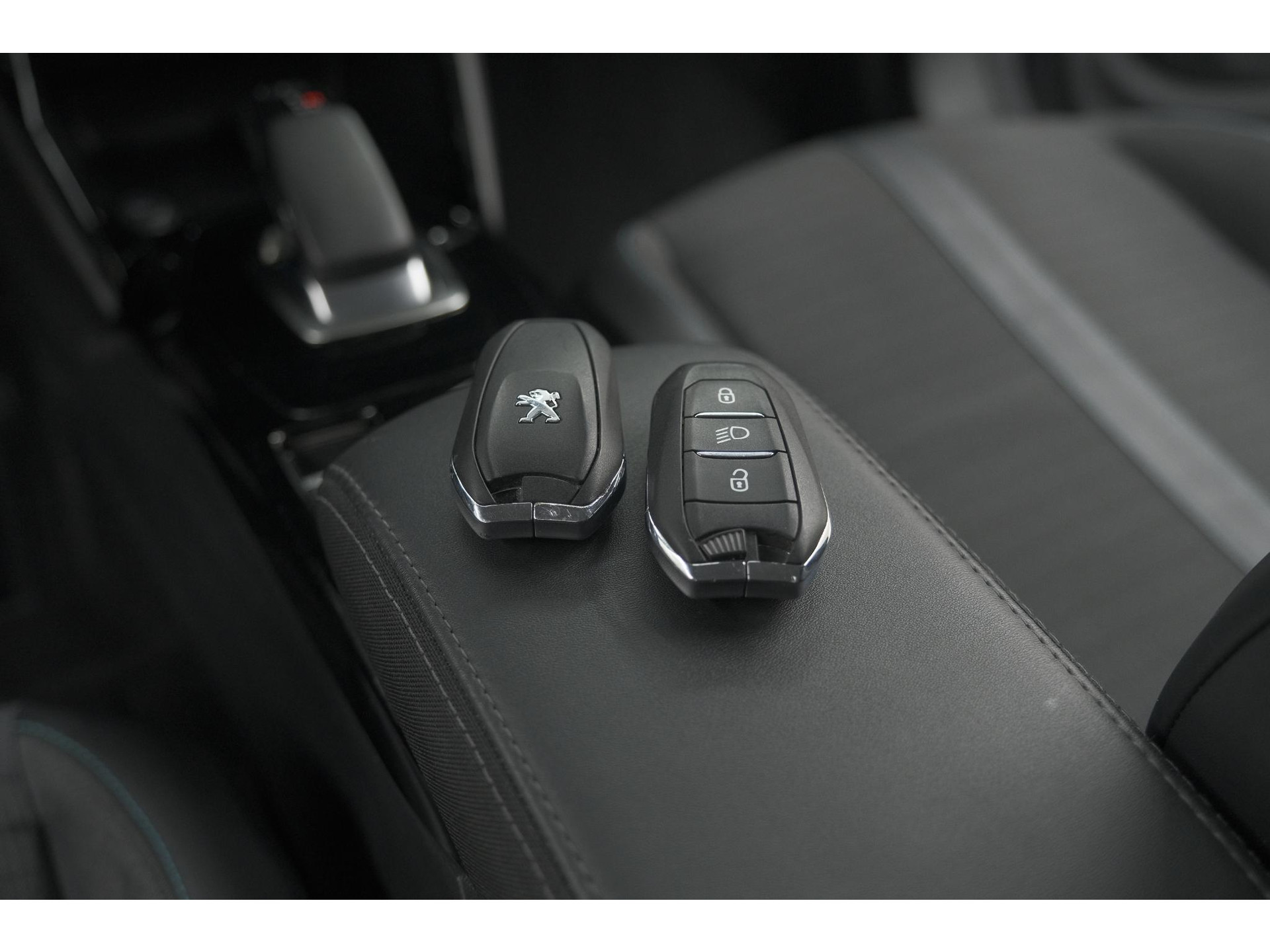 Peugeot e-2008 EV Allure 50 kWh | SOH=96.7 % | 3 Fase Laadfunctie | Camera | Navigatie | Parkeersensoren | Apple Carplay