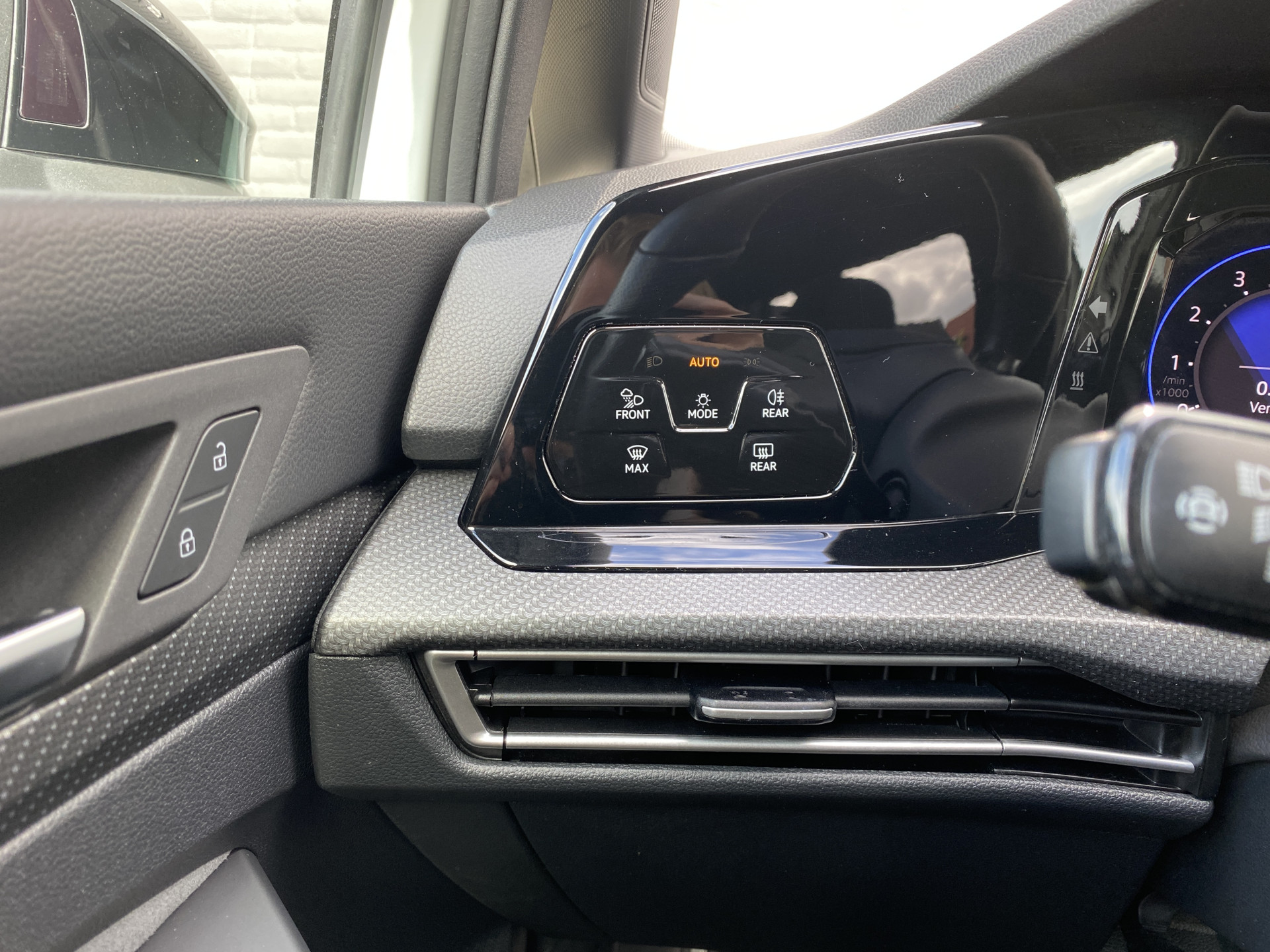 Volkswagen Golf 1.5 eTSI R-Line 150 pk Business+ | 1e eigenaar | navigatie | IQ light | camera | sfeerverlichting | stoel-stuurverw.