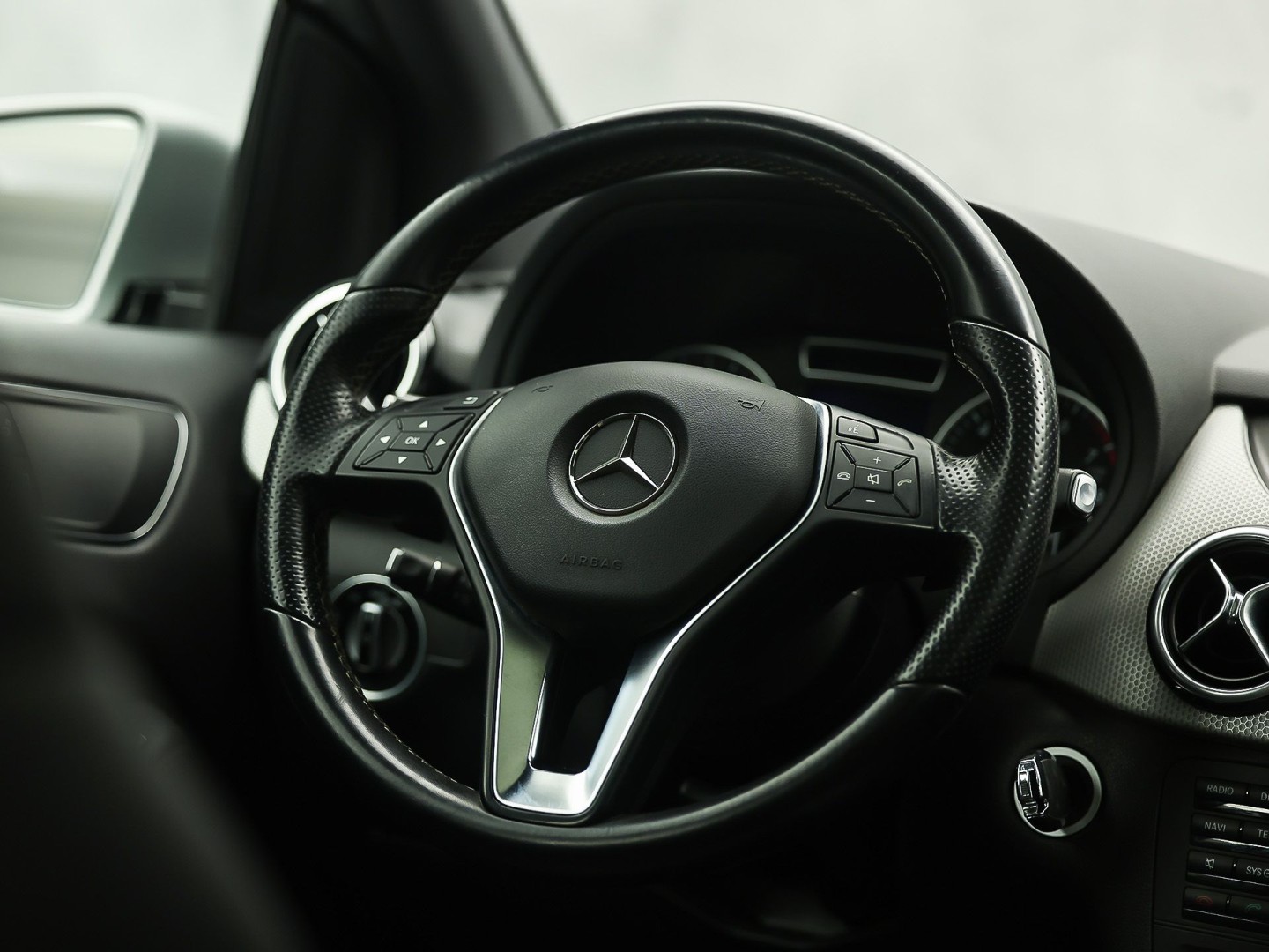 Mercedes-Benz B-Klasse 180 Sport Automaat (PANORAMADAK, GROOT NAVI, CLIMATE, SPORTSTOELEN, LEDER, XENON, CRUISE, NIEUWE APK, NIEUWSTAAT)