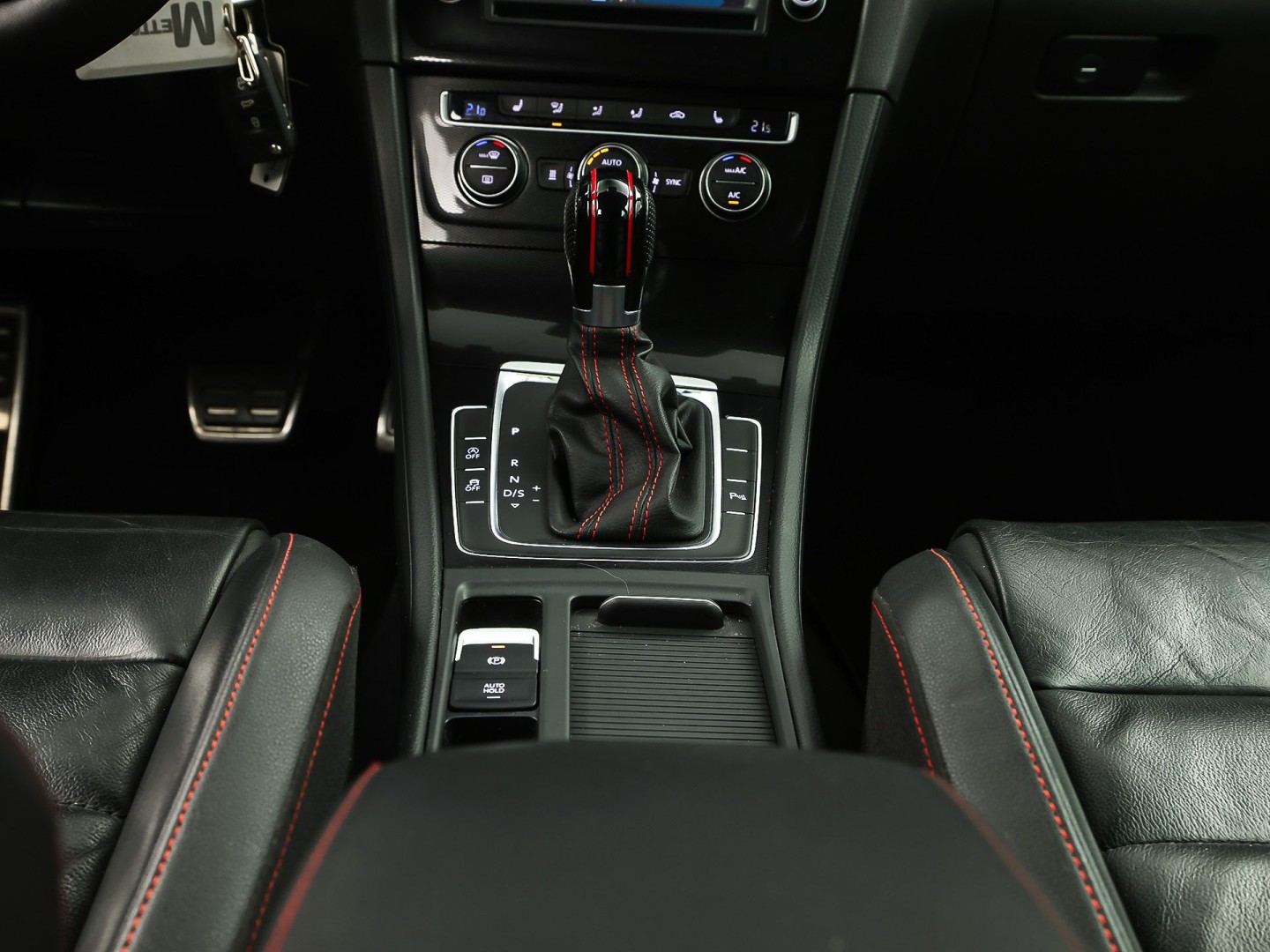 Volkswagen Golf 2.0 TSI GTI 220Pk Automaat (NAVIGATIE, CLIMATE, LEDER, STOELVERWARMING, SPORTSTOELEN, GETINT GLAS, XENON, NIEUWSTAAT)