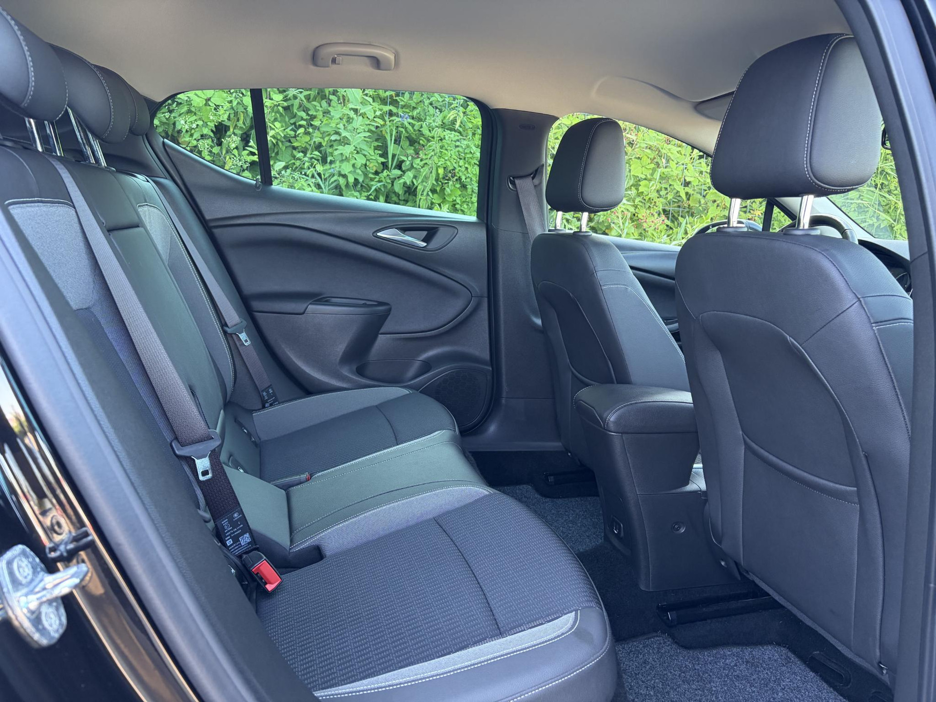 Opel Astra 1.2 Launch Elegance 2e Eigenaar,Camera,Stoelverw-Stuurverw,110pk,Navi,Carplay,Halfleder,Elekt.Stoel,6 Bak,Clima,Cruise,Lm velgen,Pdc V+A,N.A.P,Net beurt gehad,Apk tot 09-2028