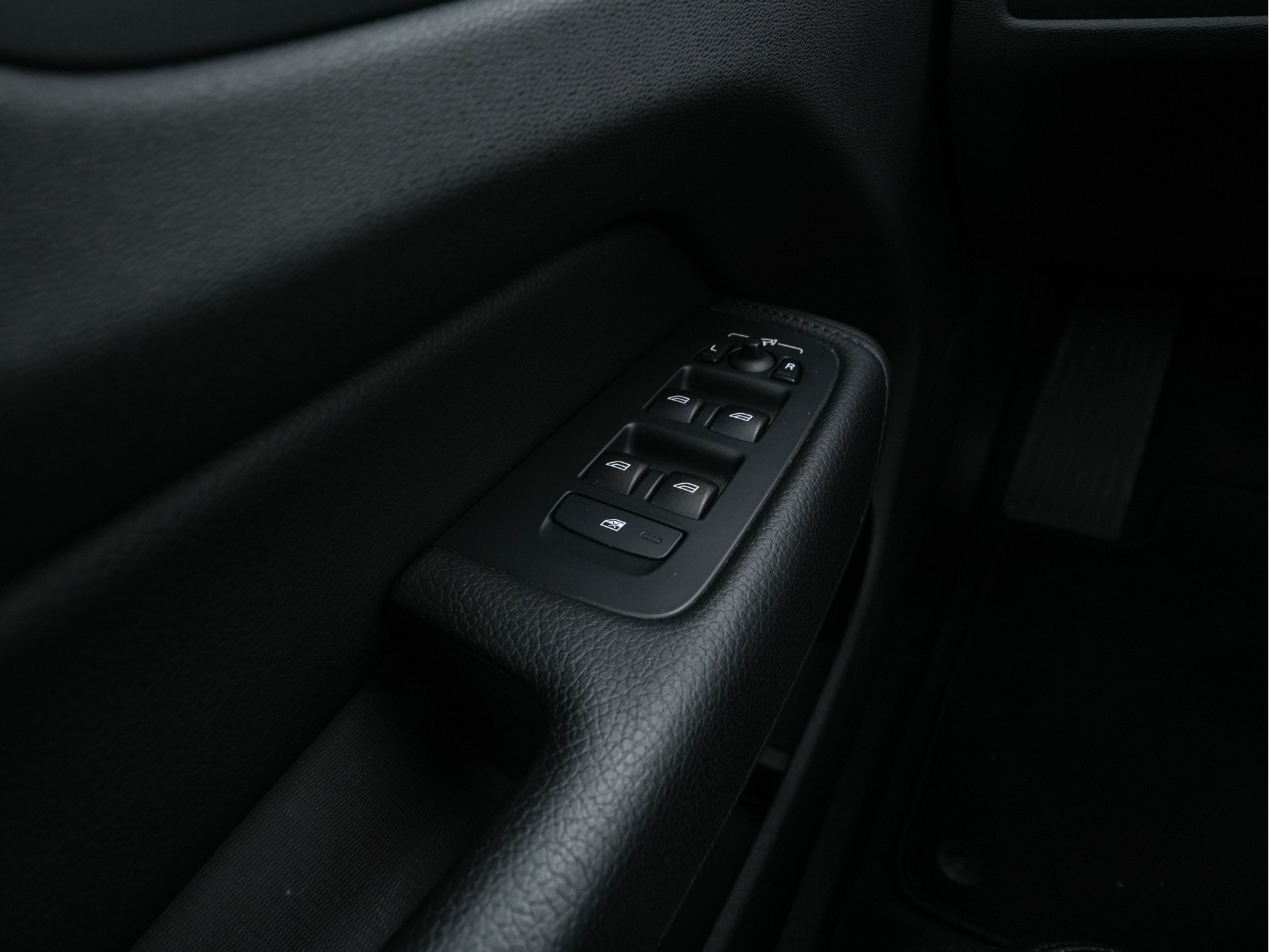 Volvo XC60 2.0 B5 Business Pro R-Design (INCL.BTW) Aut. *PANO | LUXURY-LEATHER | FULL-LEATHER | MEMORY-PACK | HEATED-SPORTSEATS | CAMERA | NAVI-FULLMAP | SHIFT-PADDLES | PRIVACY-GLASS | AIR-SUSPENSION | ECC | PDC | CRUISE | 19''ALU