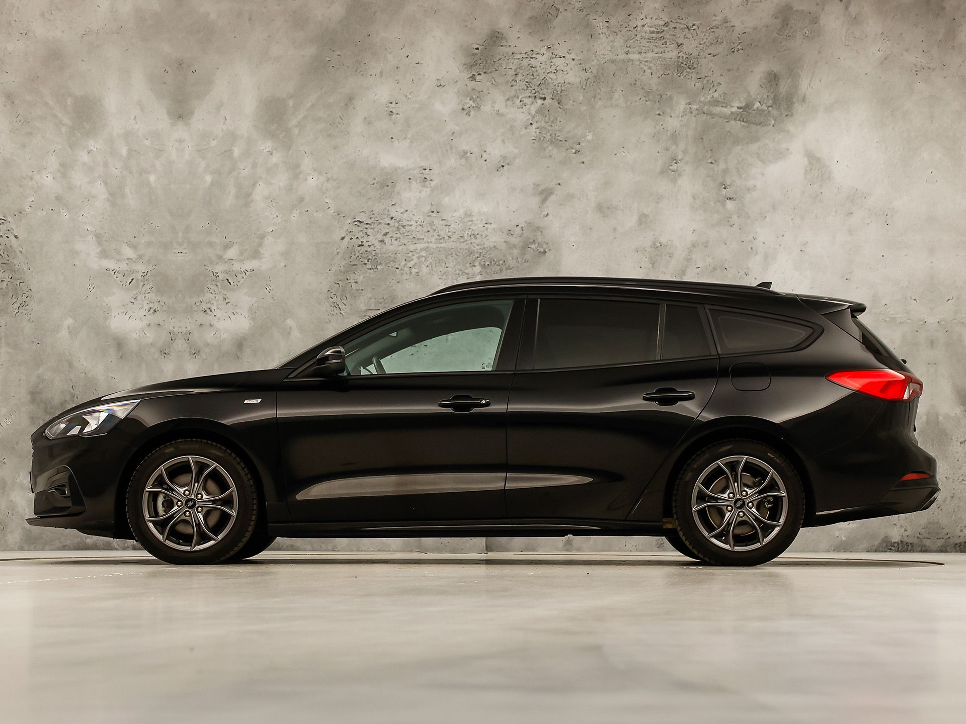 Ford Focus Wagon 1.0 EcoBoost ST Line Sport 125PK (APPLE CARPLAY, GROOT NAVI, STUUR/STOELVERWARMING, GETINT GLAS, CAMERA, ADAPTIVE CRUISE, SPORTSTOELEN, KEYLESS, LANE ASSIST, NIEUWSTAAT)