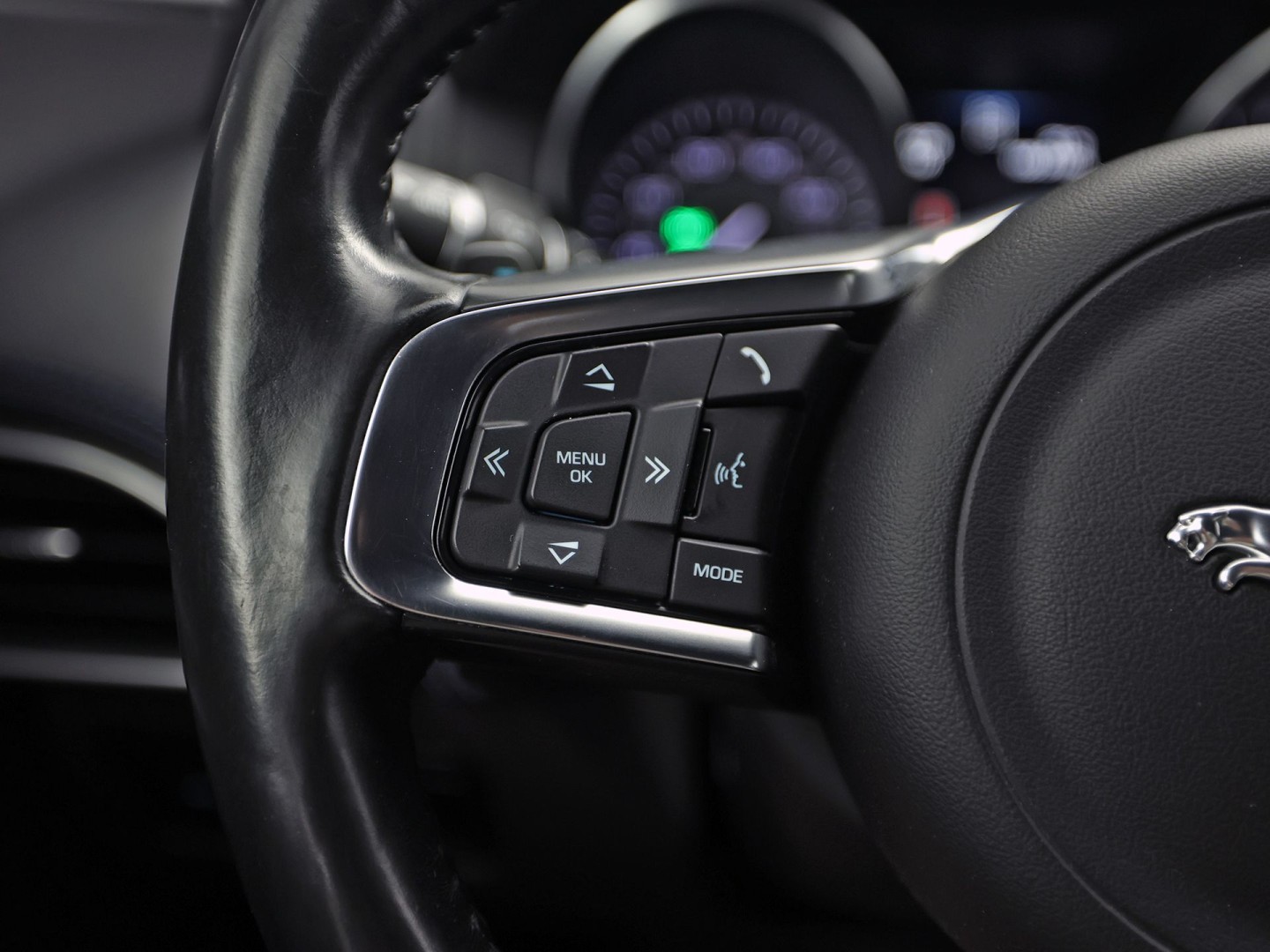 Jaguar XE 2.0 Portfolio 241Pk Automaat (NAVIGATIE, MERIDIAN AUDIO, LEDER, ELEK SPORTSTOELEN, LANE ASSIST, STUURWIEL VERWARMD, ZWART HEMEL, NIEUWSTAAT)