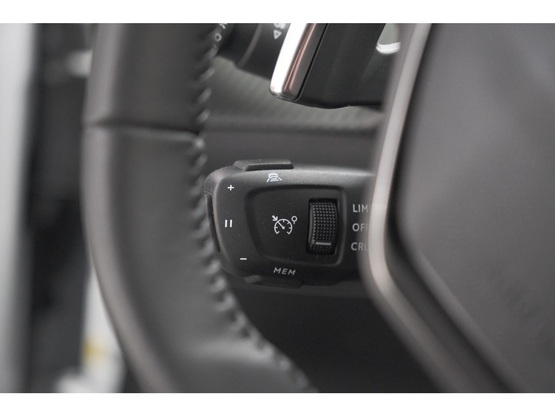 Peugeot 2008 PureTech 130 EAT8 Allure | Allseason banden | 360 Camera | Dodehoekdetectie | Apple Carplay | Stoelverwarming